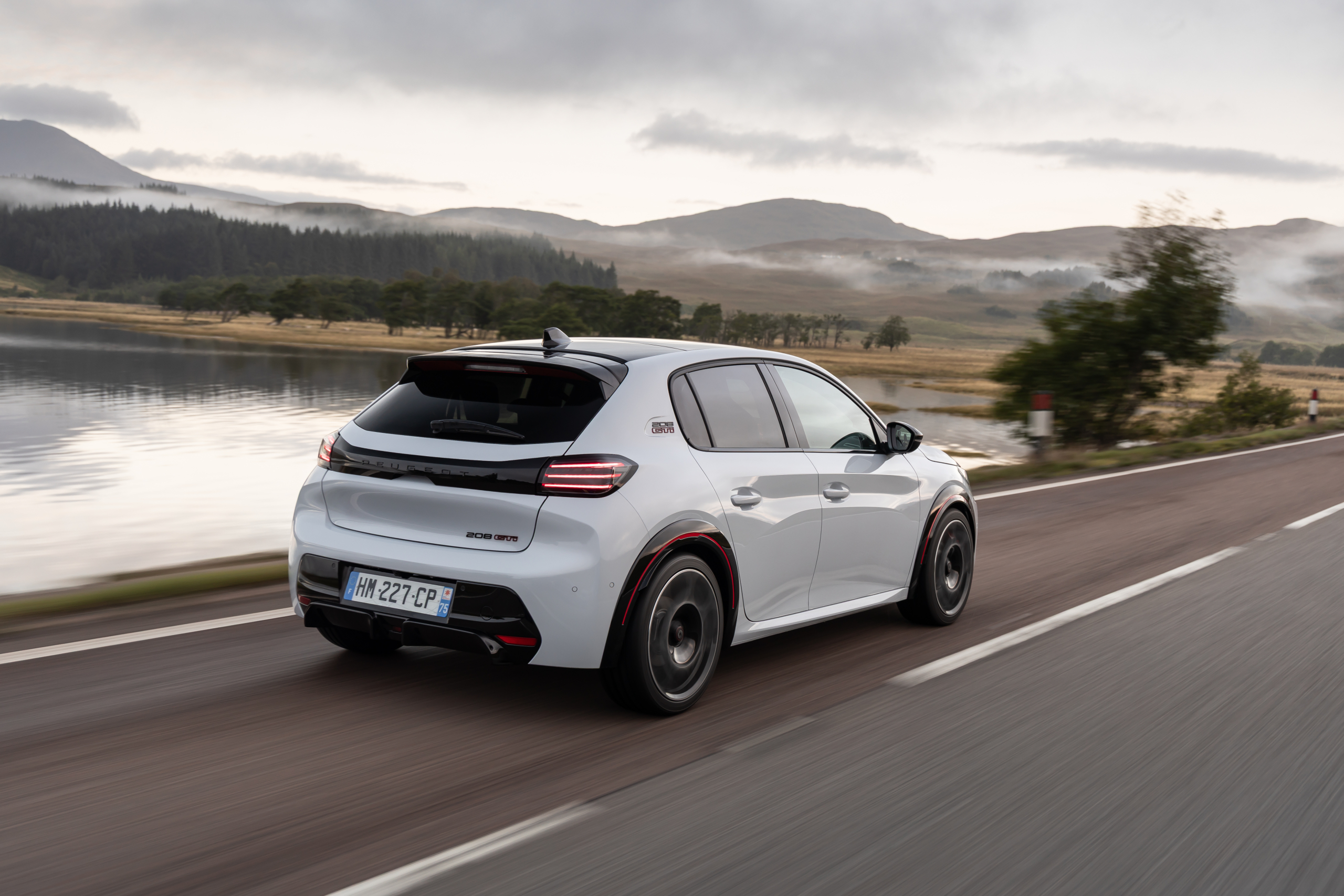 Review Peugeot E-208 GTi: is de duurste hot hatch van Stellantis ook de leukste thuis?