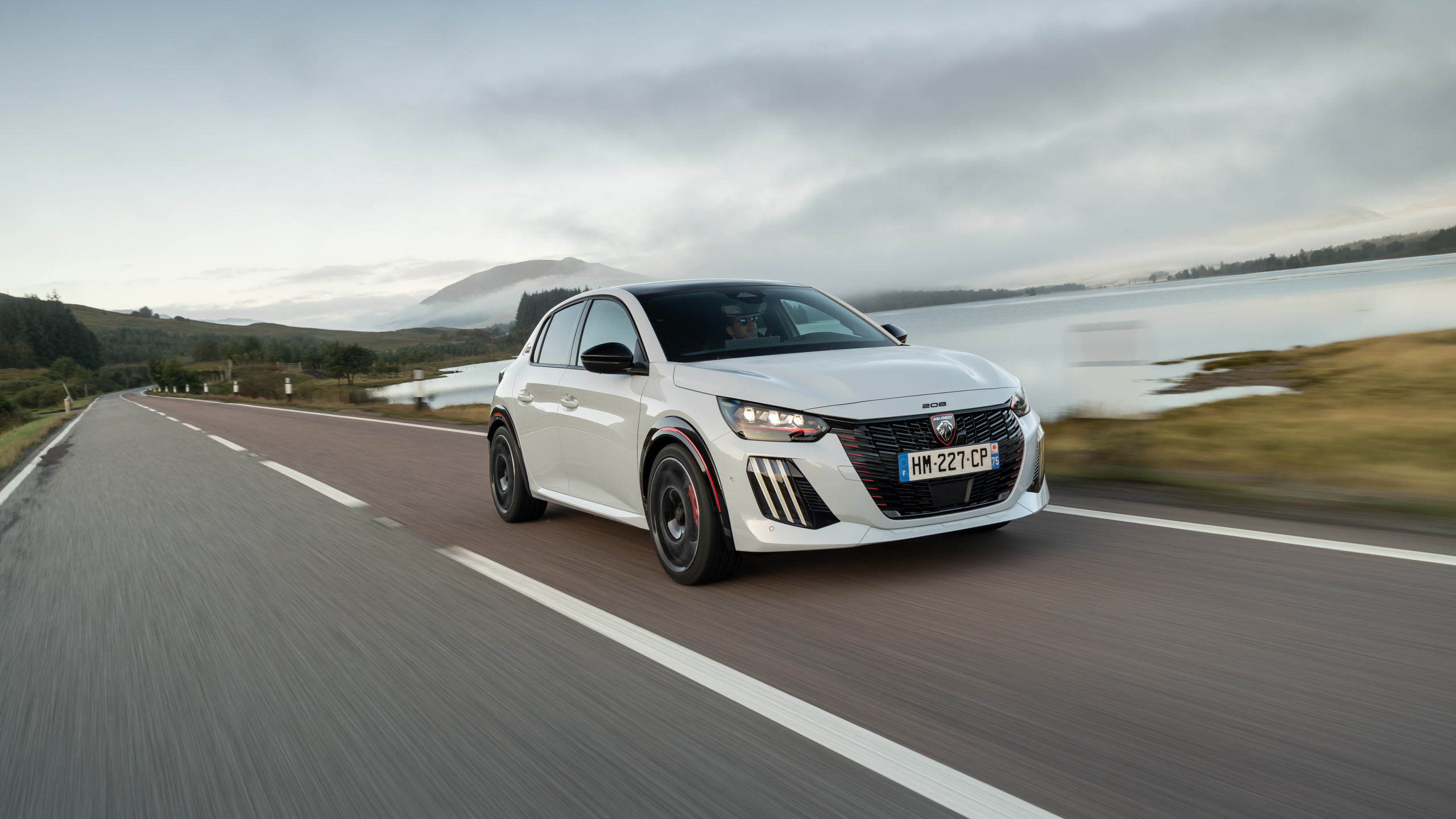 Review Peugeot E-208 GTi: is de duurste hot hatch van Stellantis ook de leukste thuis?