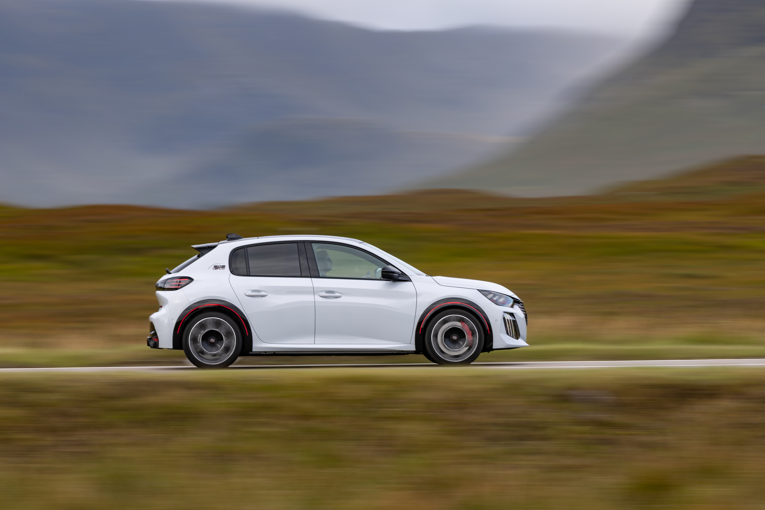 Review Peugeot E-208 GTi: is de duurste hot hatch van Stellantis ook de leukste thuis?