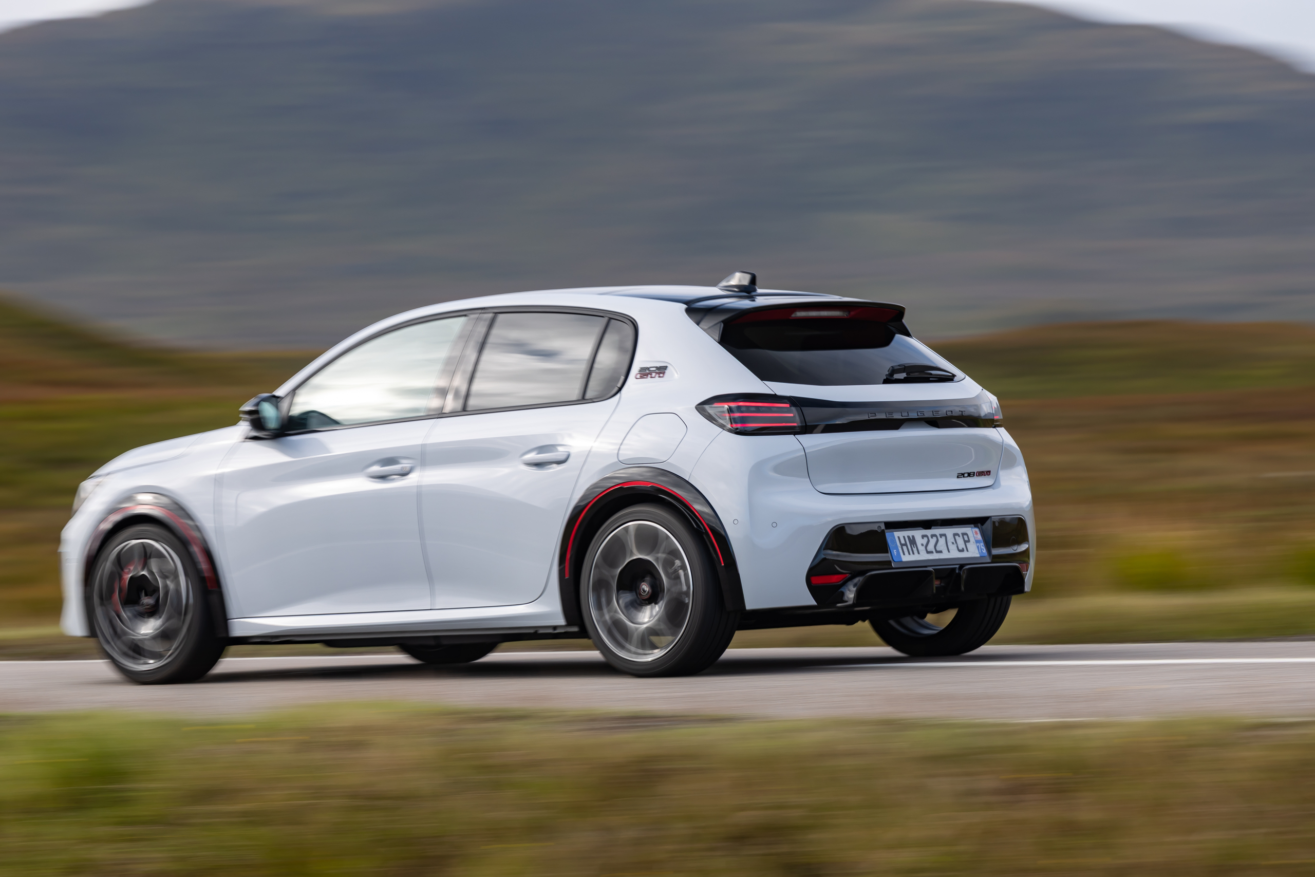Review Peugeot E-208 GTi: is de duurste hot hatch van Stellantis ook de leukste thuis?