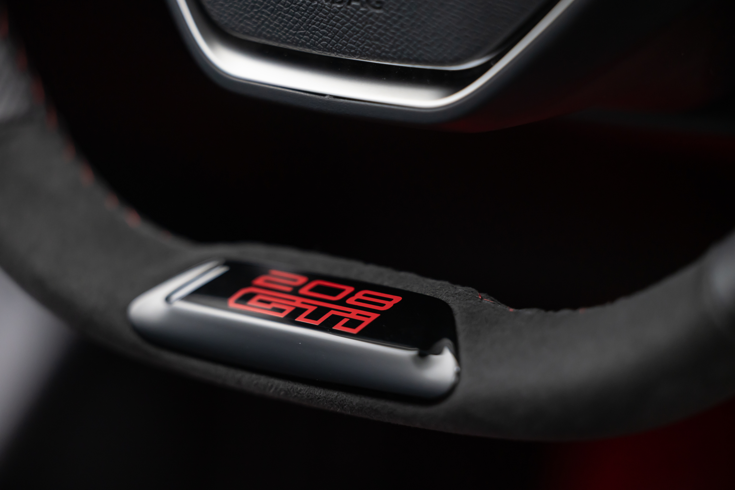 Review Peugeot E-208 GTi: is de duurste hot hatch van Stellantis ook de leukste thuis?