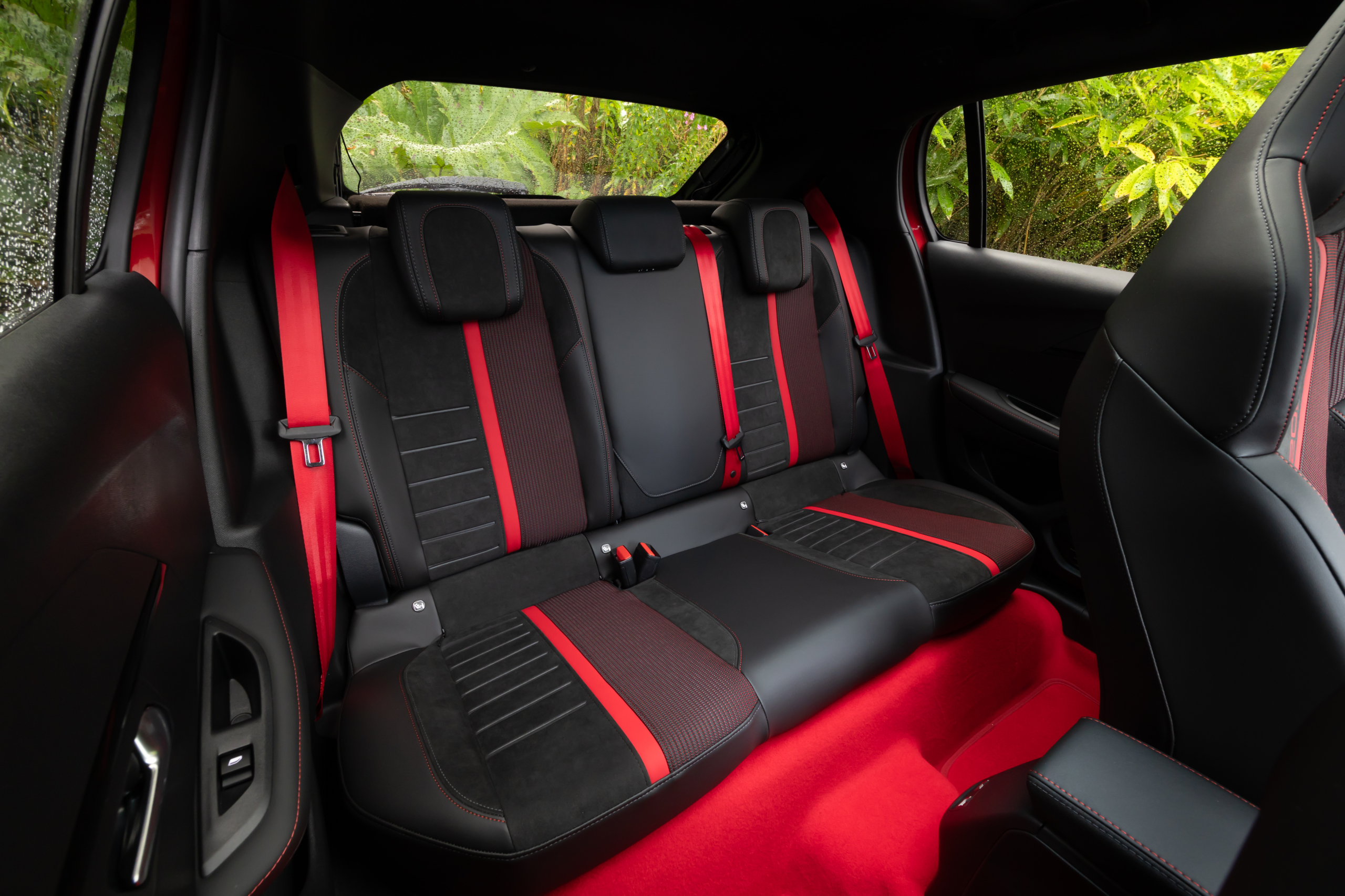Review Peugeot E-208 GTi: is de duurste hot hatch van Stellantis ook de leukste thuis?