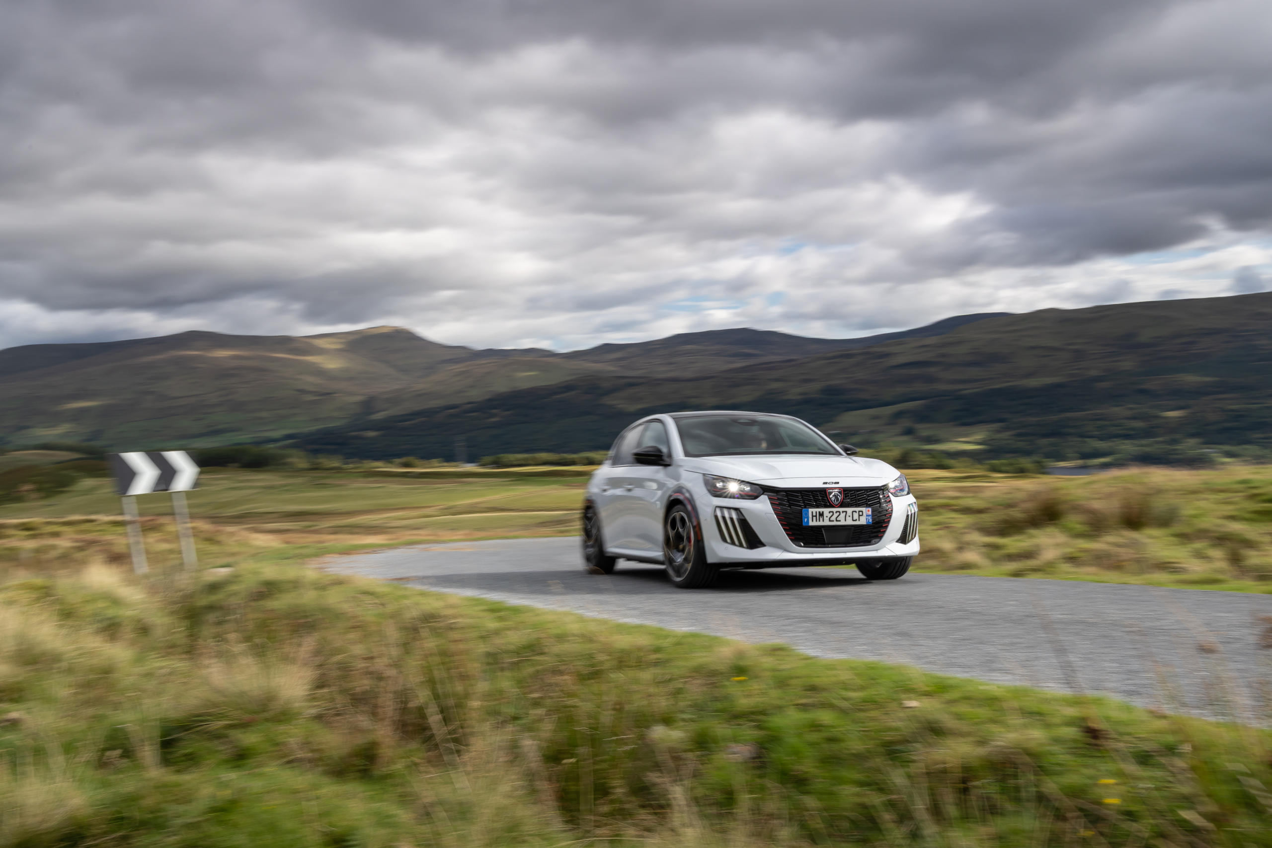Review Peugeot E-208 GTi: is de duurste hot hatch van Stellantis ook de leukste thuis?