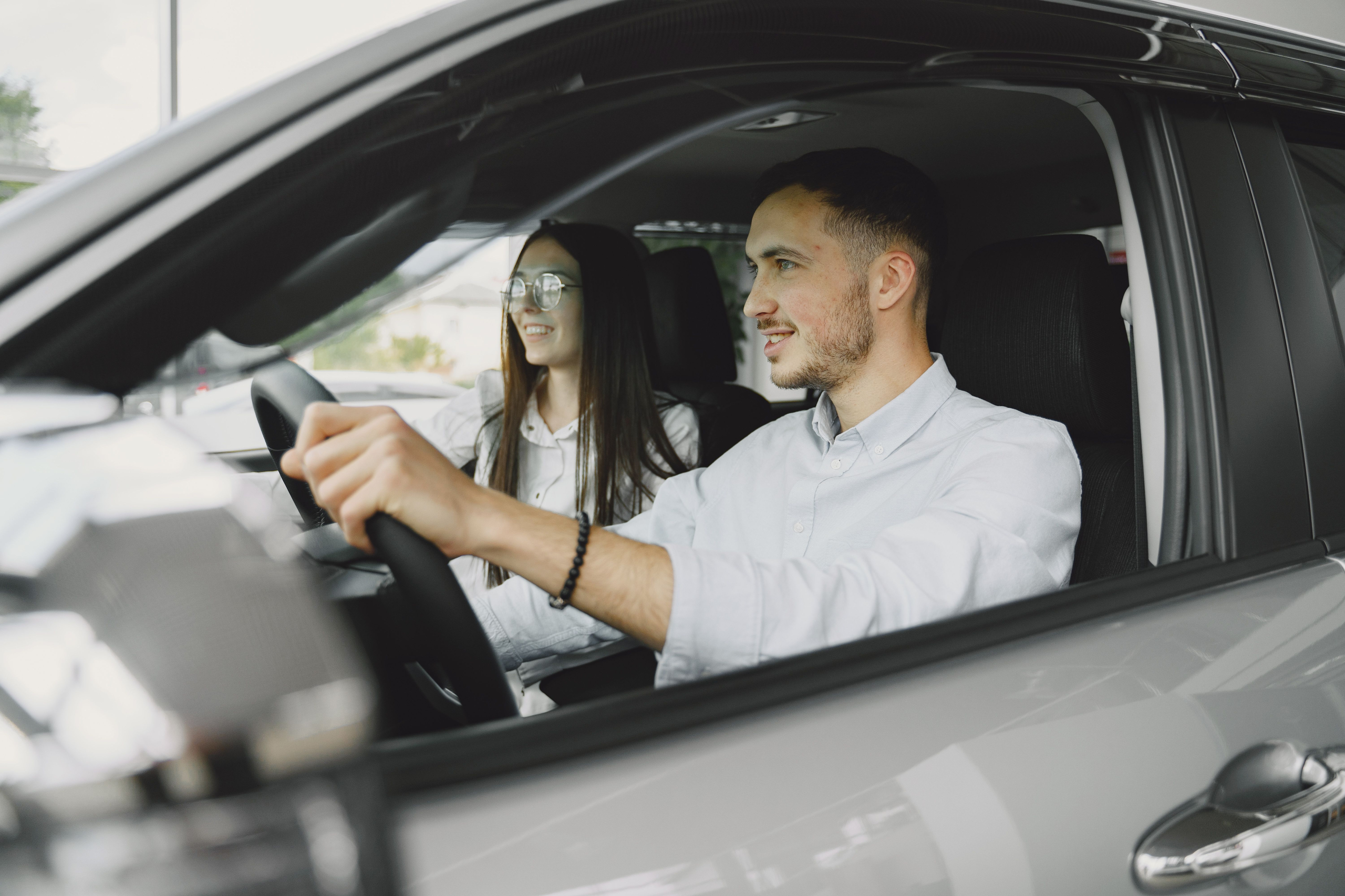 Eén op de vijf Nederlanders doet in de auto iets héél anders dan alleen rijden