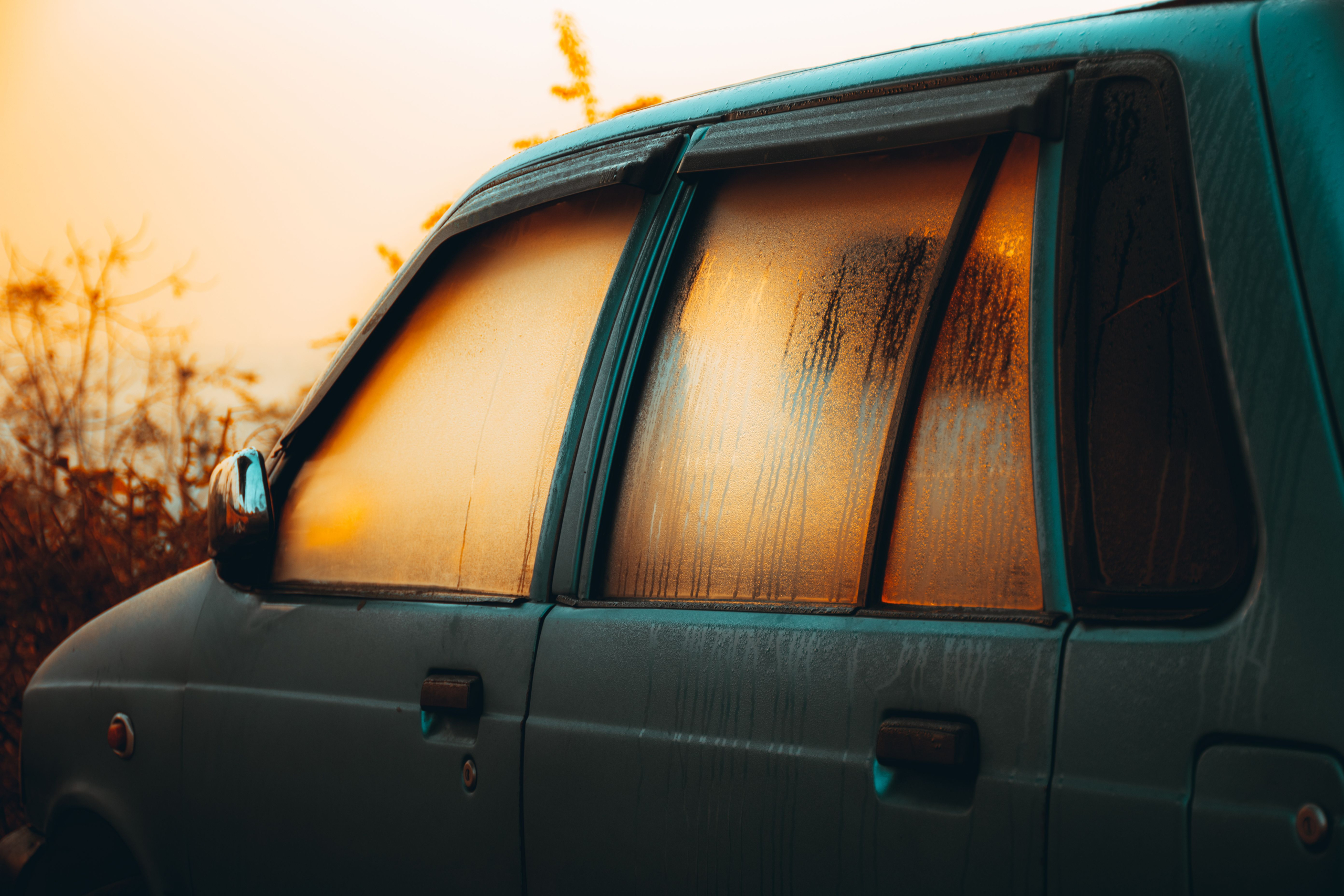 Eén op de vijf Nederlanders doet in de auto iets héél anders dan alleen rijden