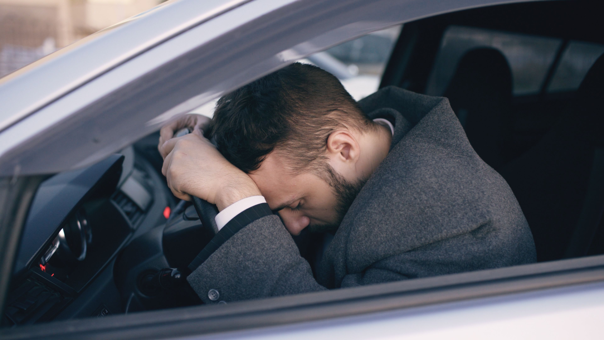 Eén op de vijf Nederlanders doet in de auto iets héél anders dan alleen rijden