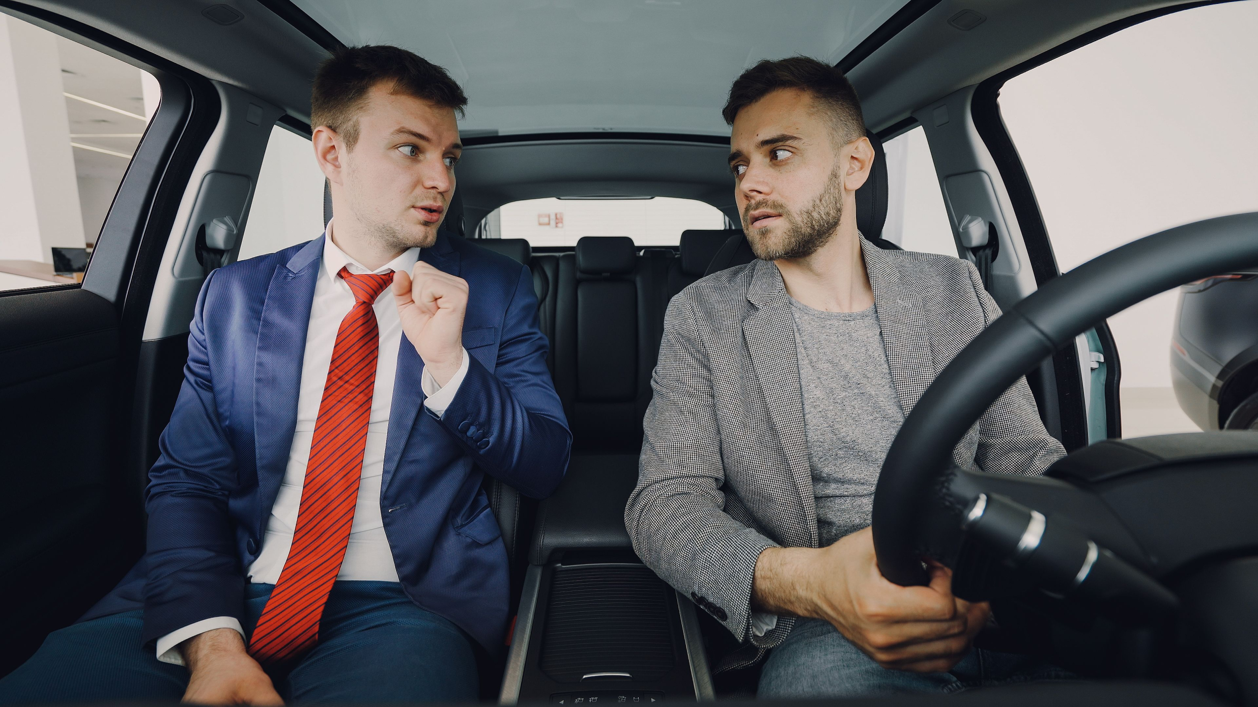 Eén op de vijf Nederlanders doet in de auto iets héél anders dan alleen rijden