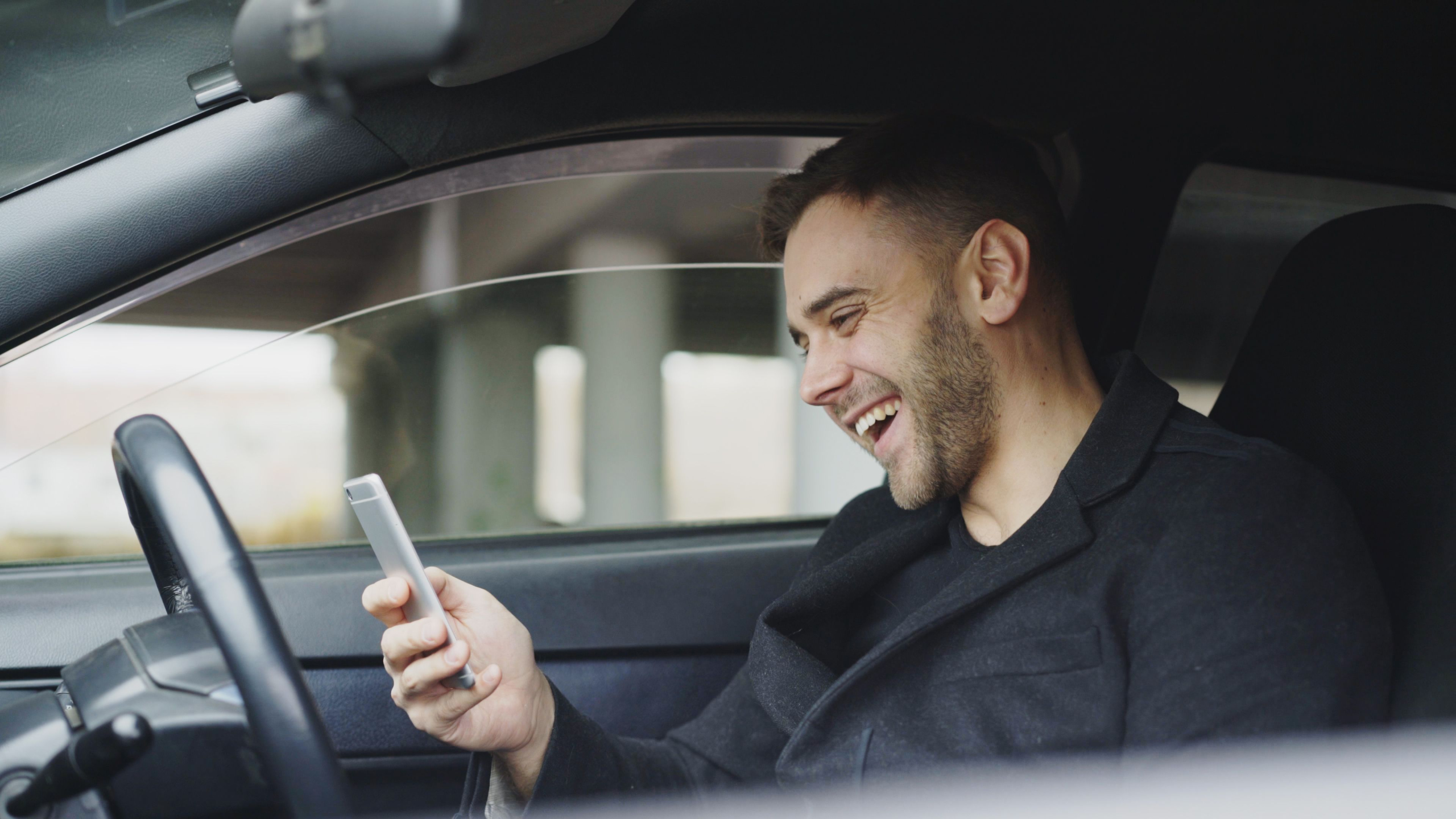 Eén op de vijf Nederlanders doet in de auto iets héél anders dan alleen rijden
