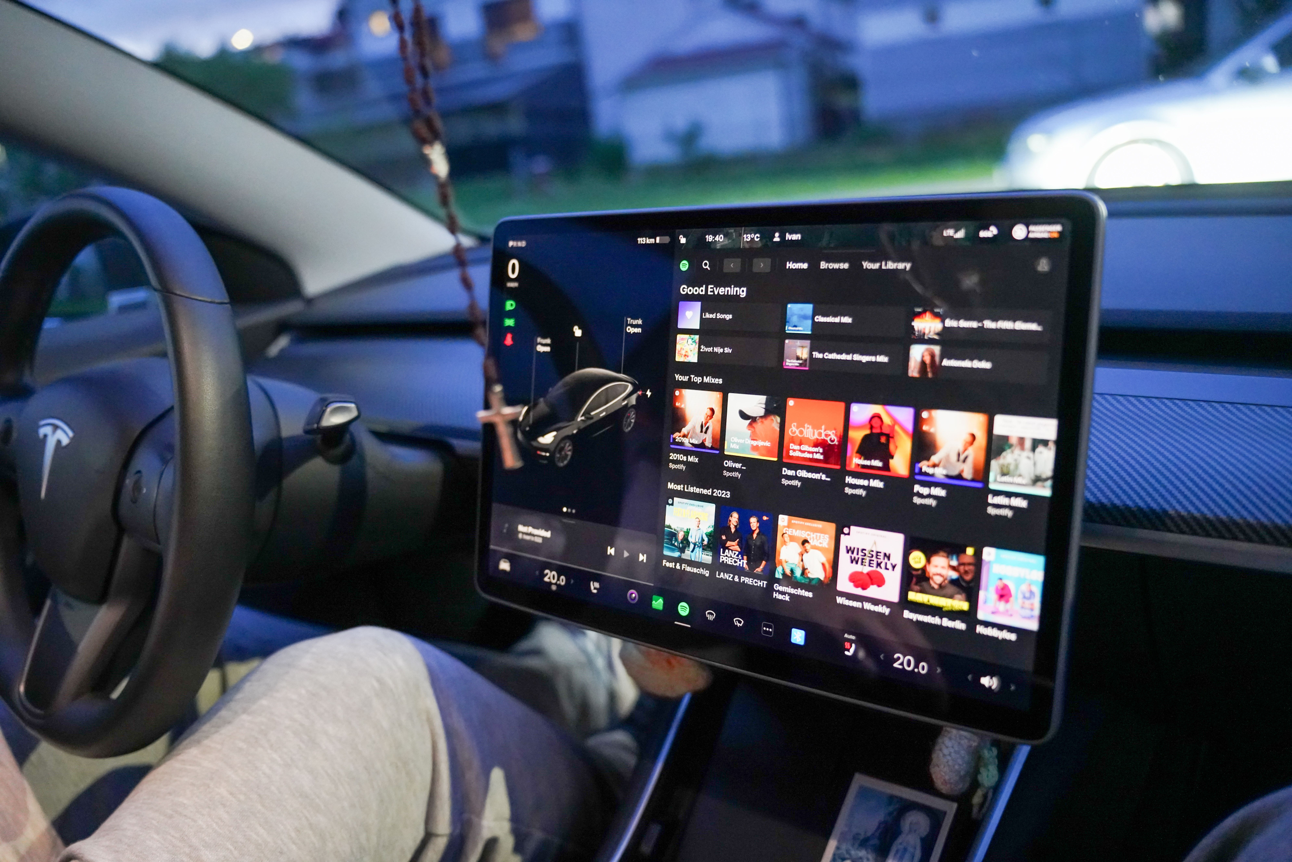 Eén op de vijf Nederlanders doet in de auto iets héél anders dan alleen rijden