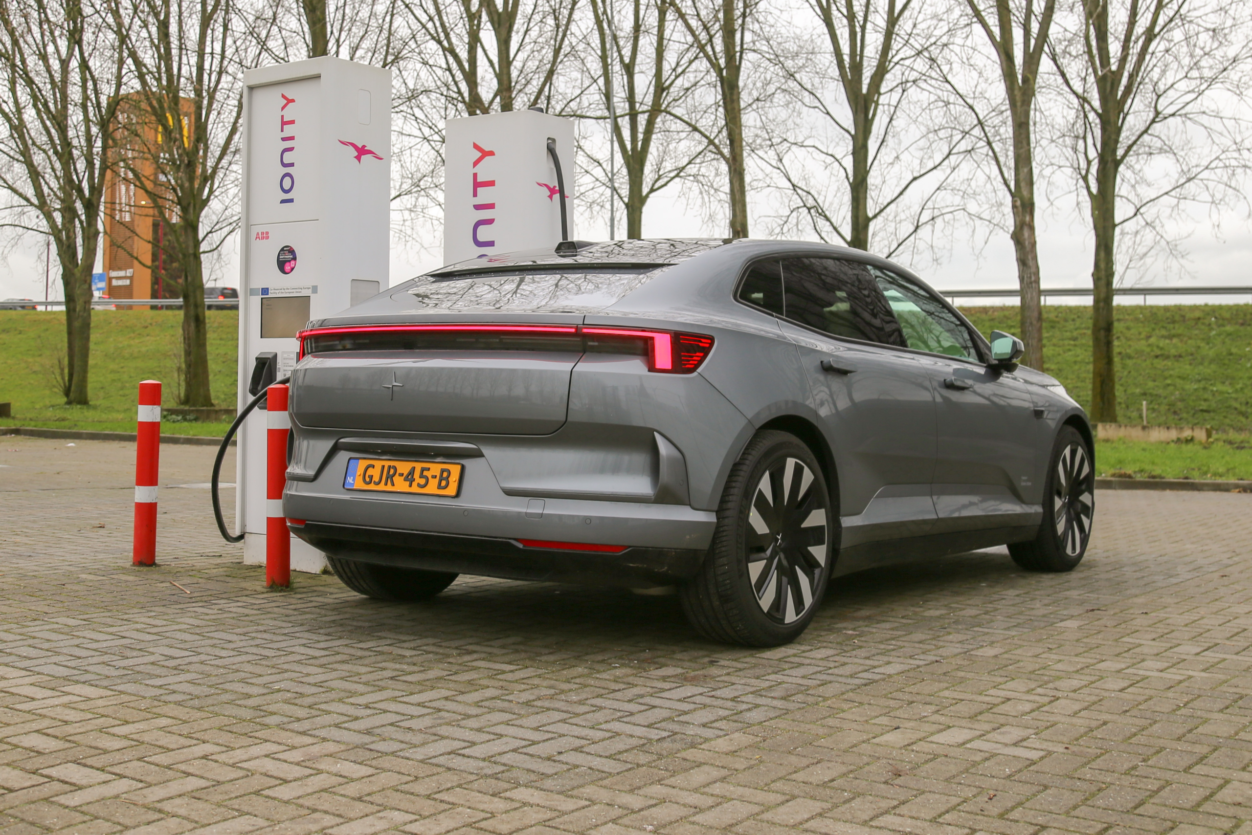 Polestar 4: actieradius gemeten bij 100 en 130 km/h