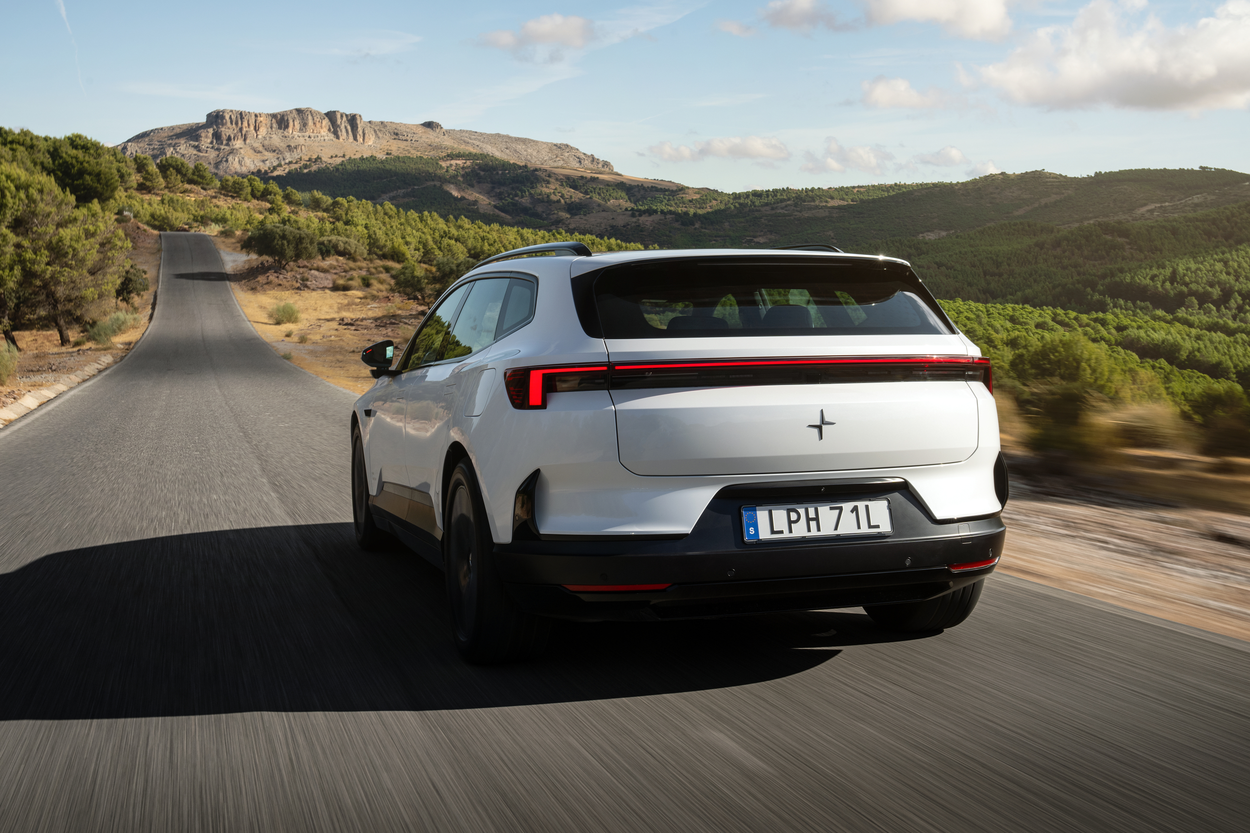 REVIEW - De Polestar 4 SUV is stiekem helemaal geen SUV, maar wel een leuke auto (met video)