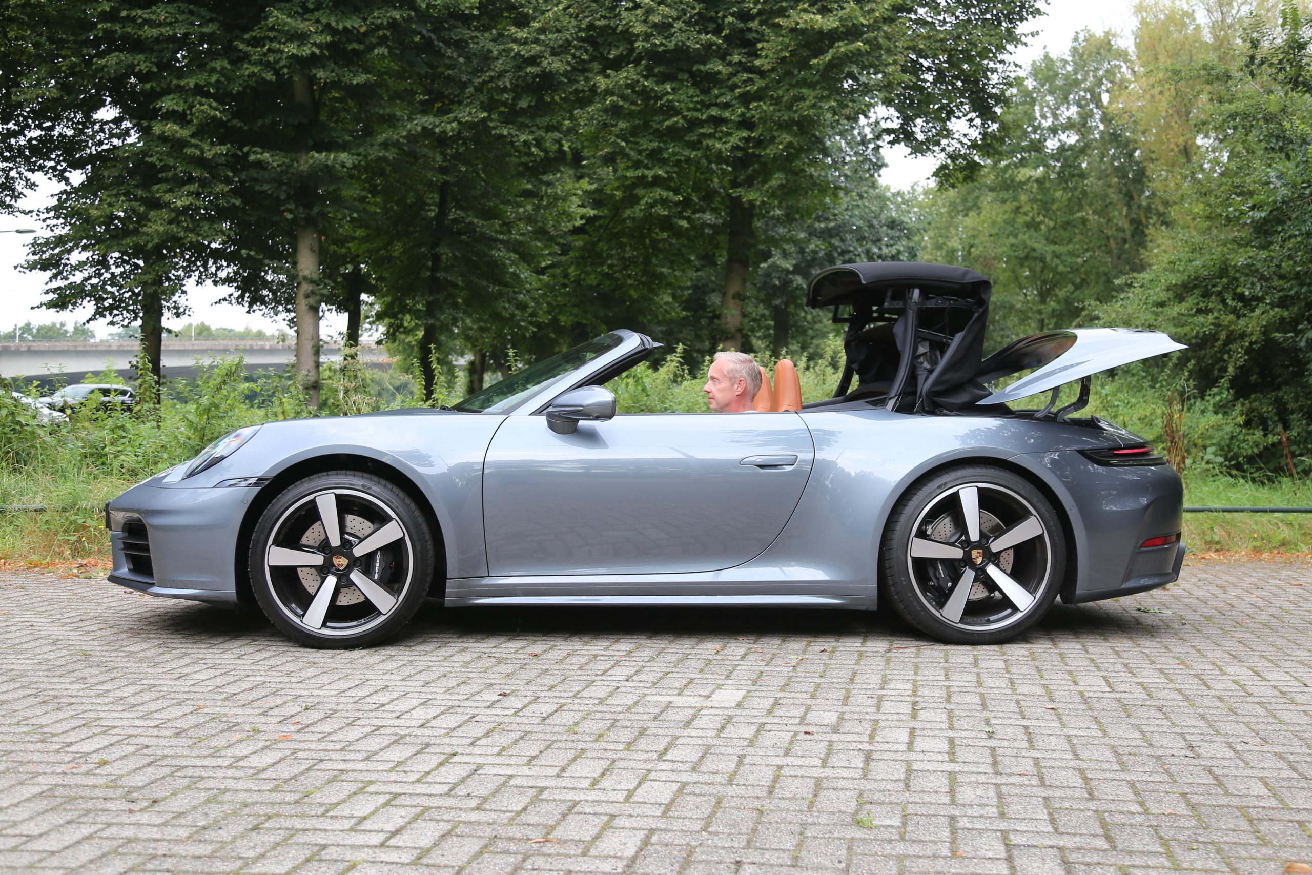 Porsche 911 Carrera (2024) review - met een EV was dit nooit gebeurd