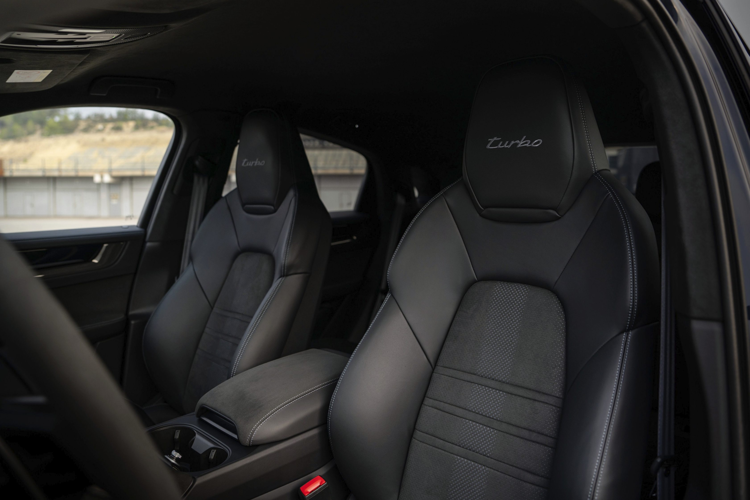 Hoe zwaar deze Porsche ook is, hij is verbluffend soepel en snel