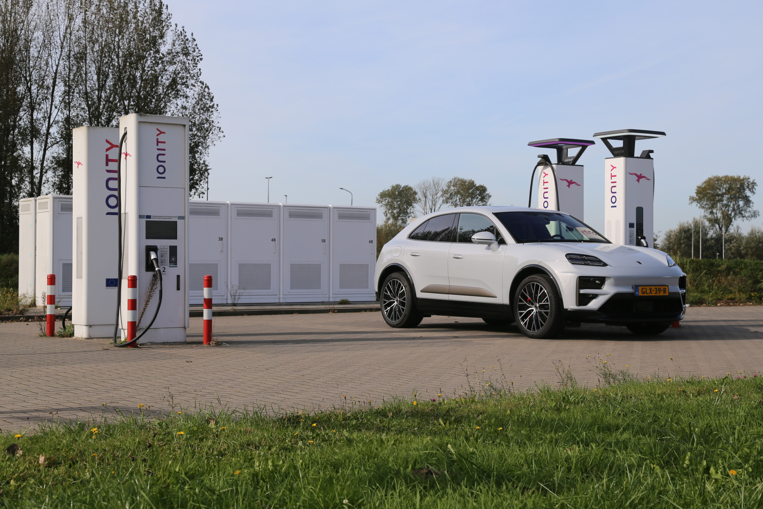 Porsche Macan Electric: actieradius gemeten bij 100 en 130 km/h