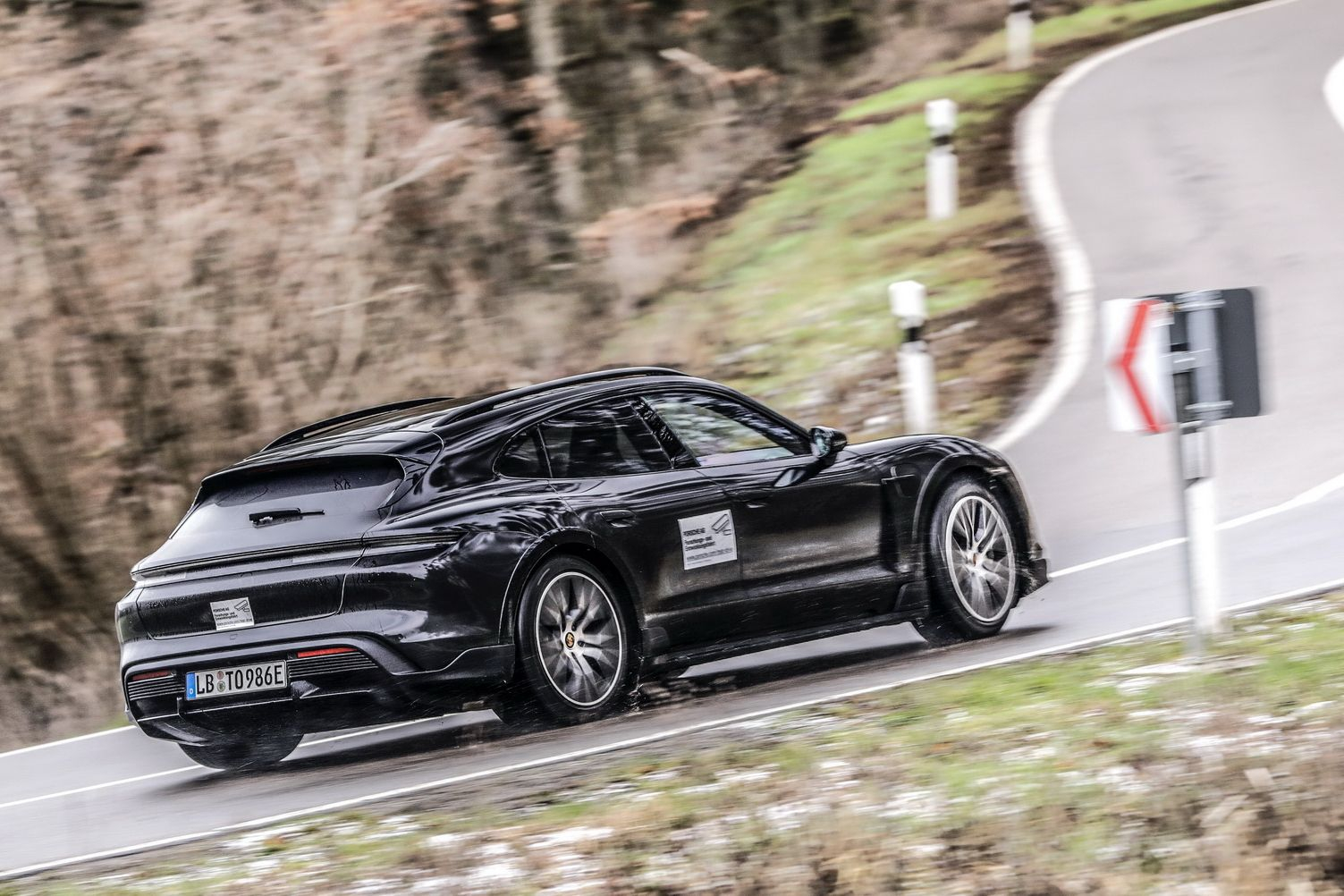 Zou je modderlaarzen bij de elektrische Porsche Taycan Cross Turismo krijgen?