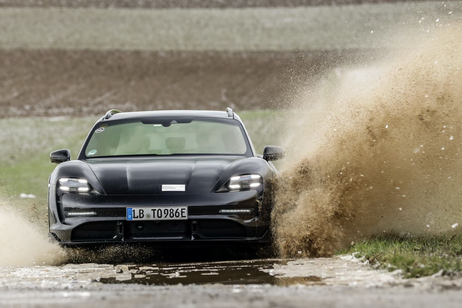 Zou je modderlaarzen bij de elektrische Porsche Taycan Cross Turismo krijgen?