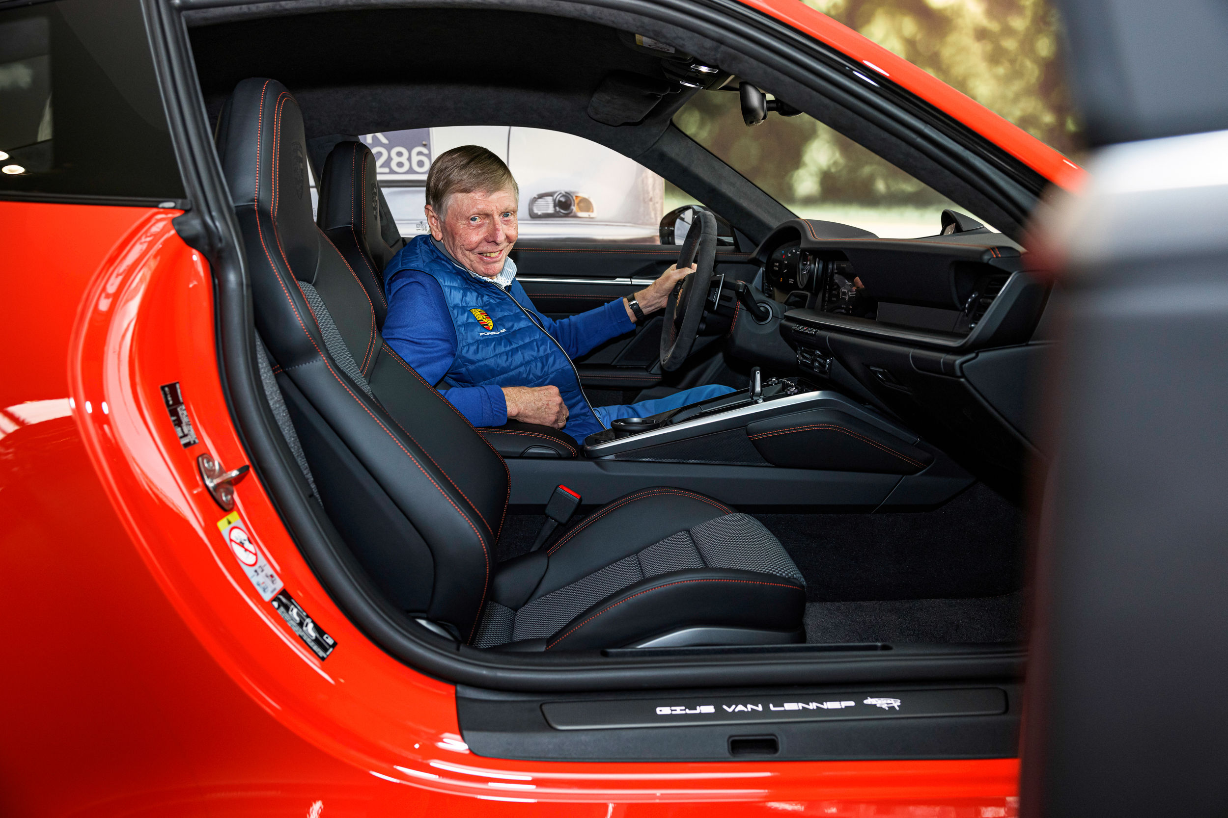 Gijs van Lennep drukt zijn stempel (letterlijk) op de Porsche 911
