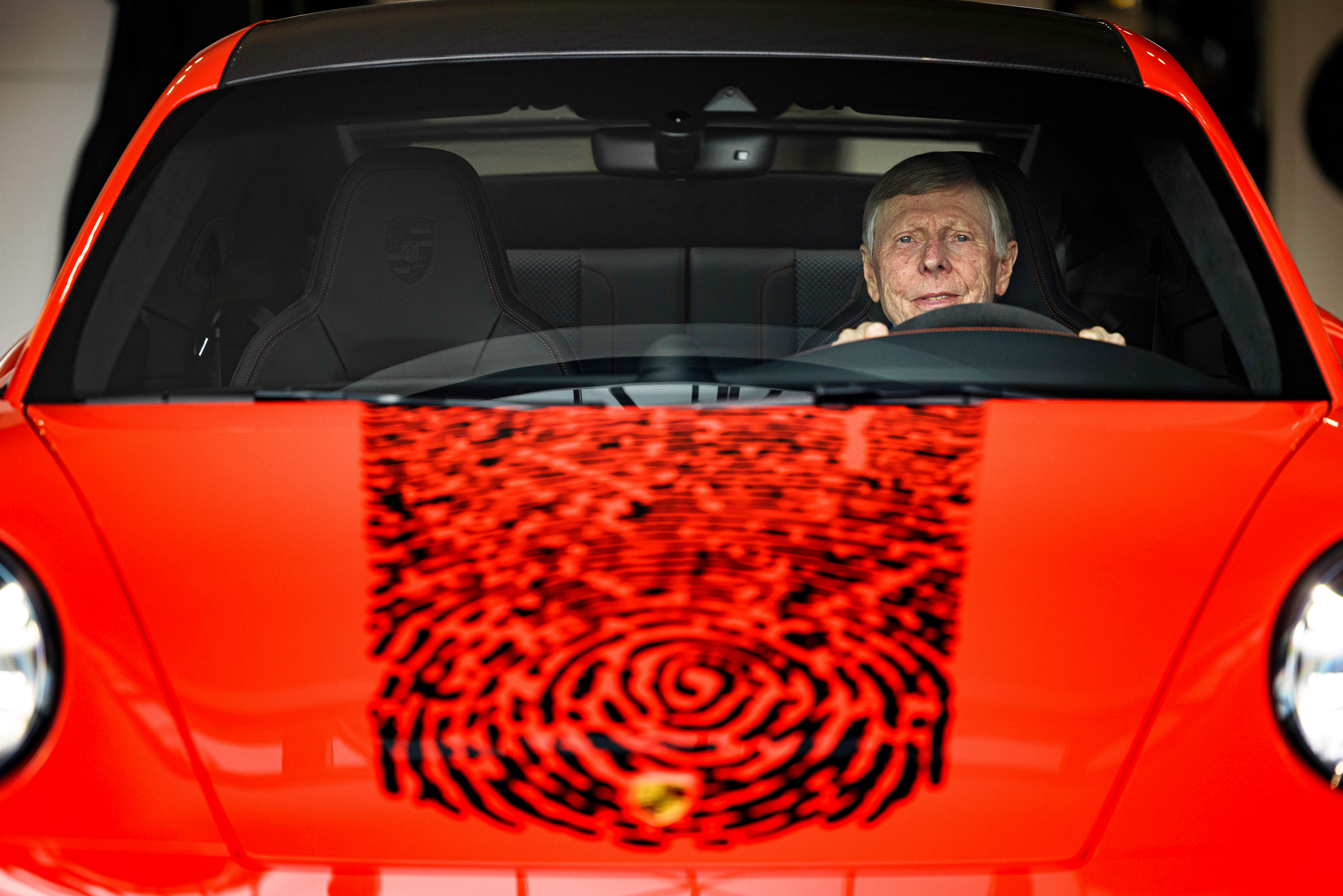 Gijs van Lennep drukt zijn stempel (letterlijk) op de Porsche 911