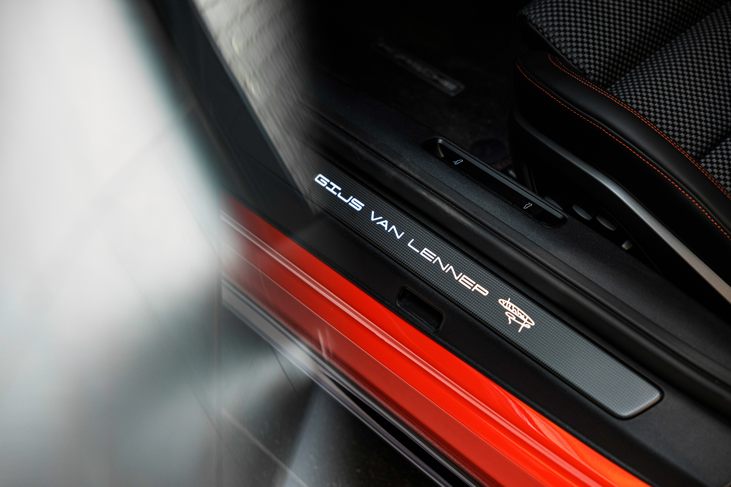 Gijs van Lennep drukt zijn stempel (letterlijk) op de Porsche 911