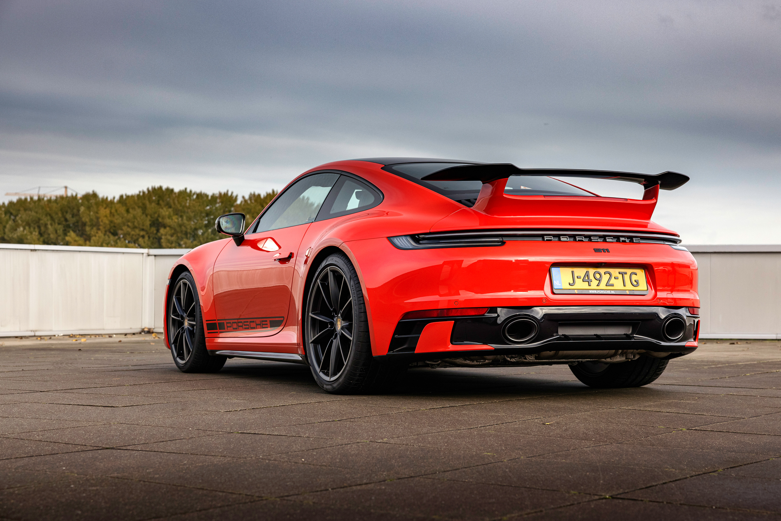 Gijs van Lennep drukt zijn stempel (letterlijk) op de Porsche 911