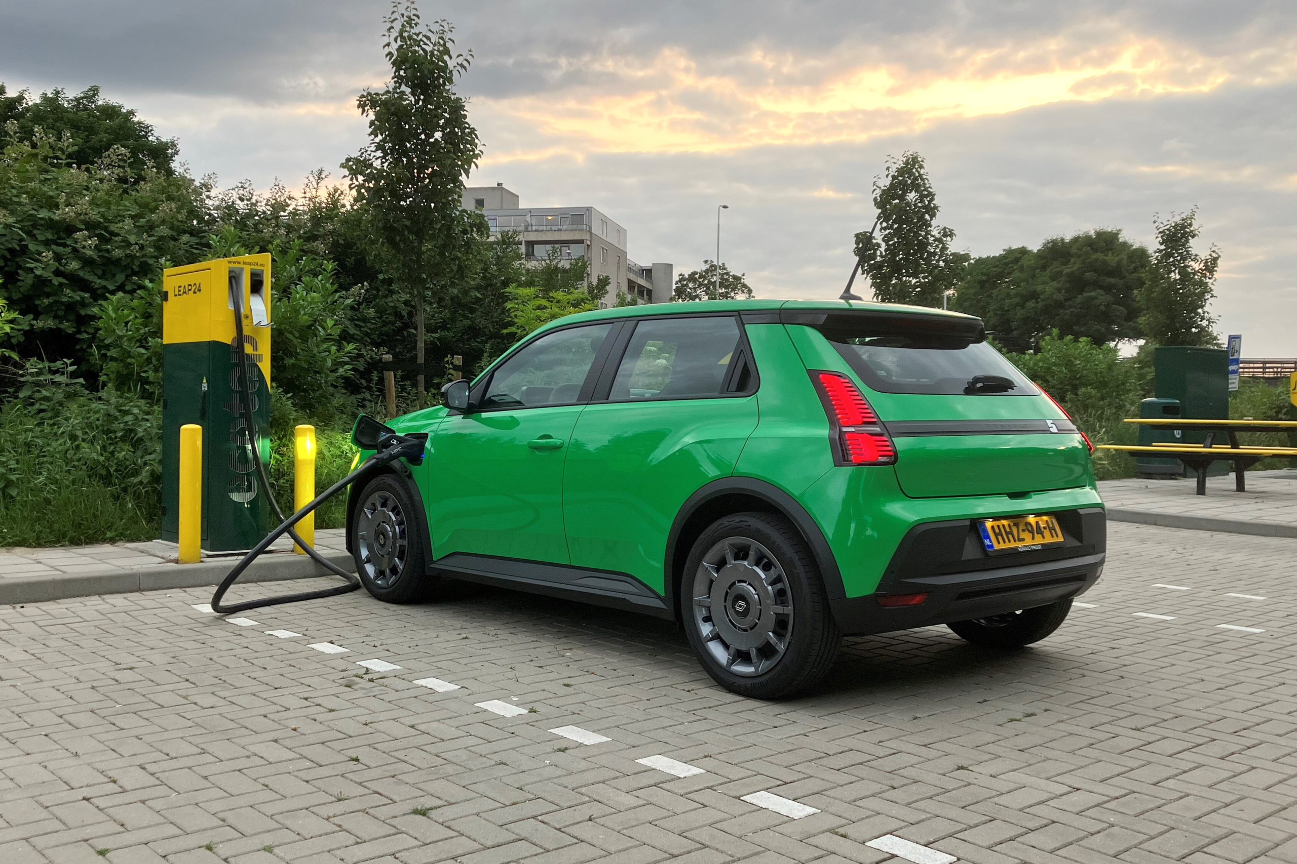 Renault 5 (40 kWh): actieradius gemeten bij 100 en 130 km/h