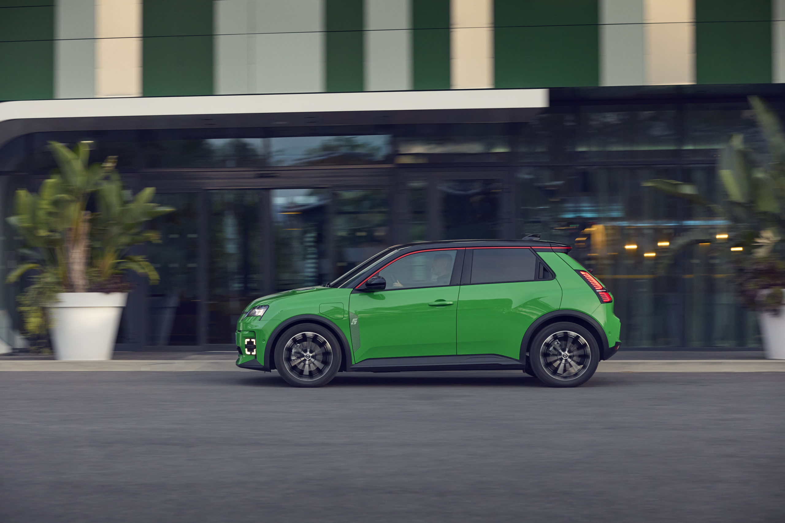 Autoverkopen juni 2025: deze benzineauto houdt moedig stand tussen EV’s en hybrides