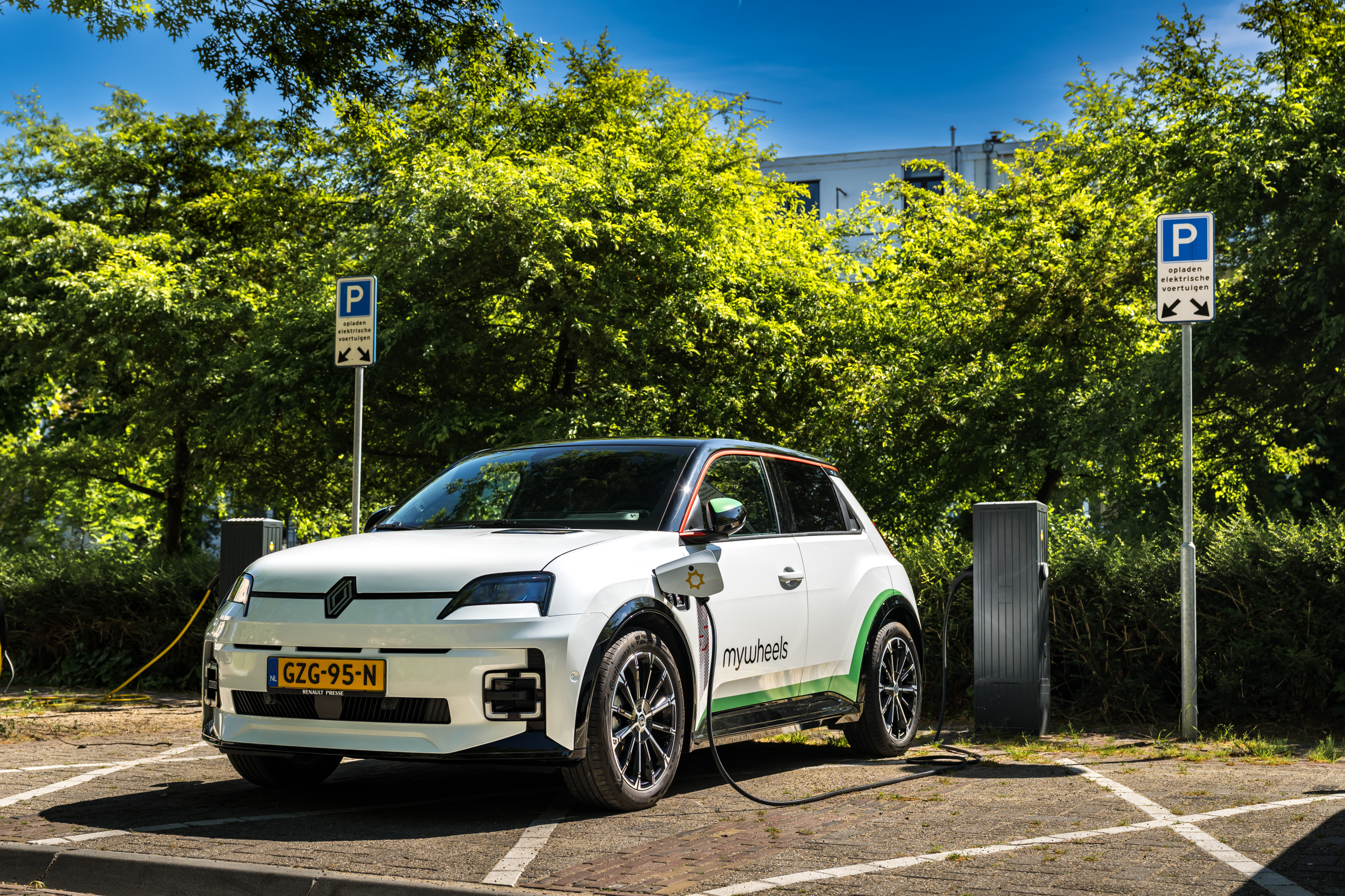 Hele EV-wereld kijkt wat vijftig Renault 5’s in Utrecht voor elkaar krijgen