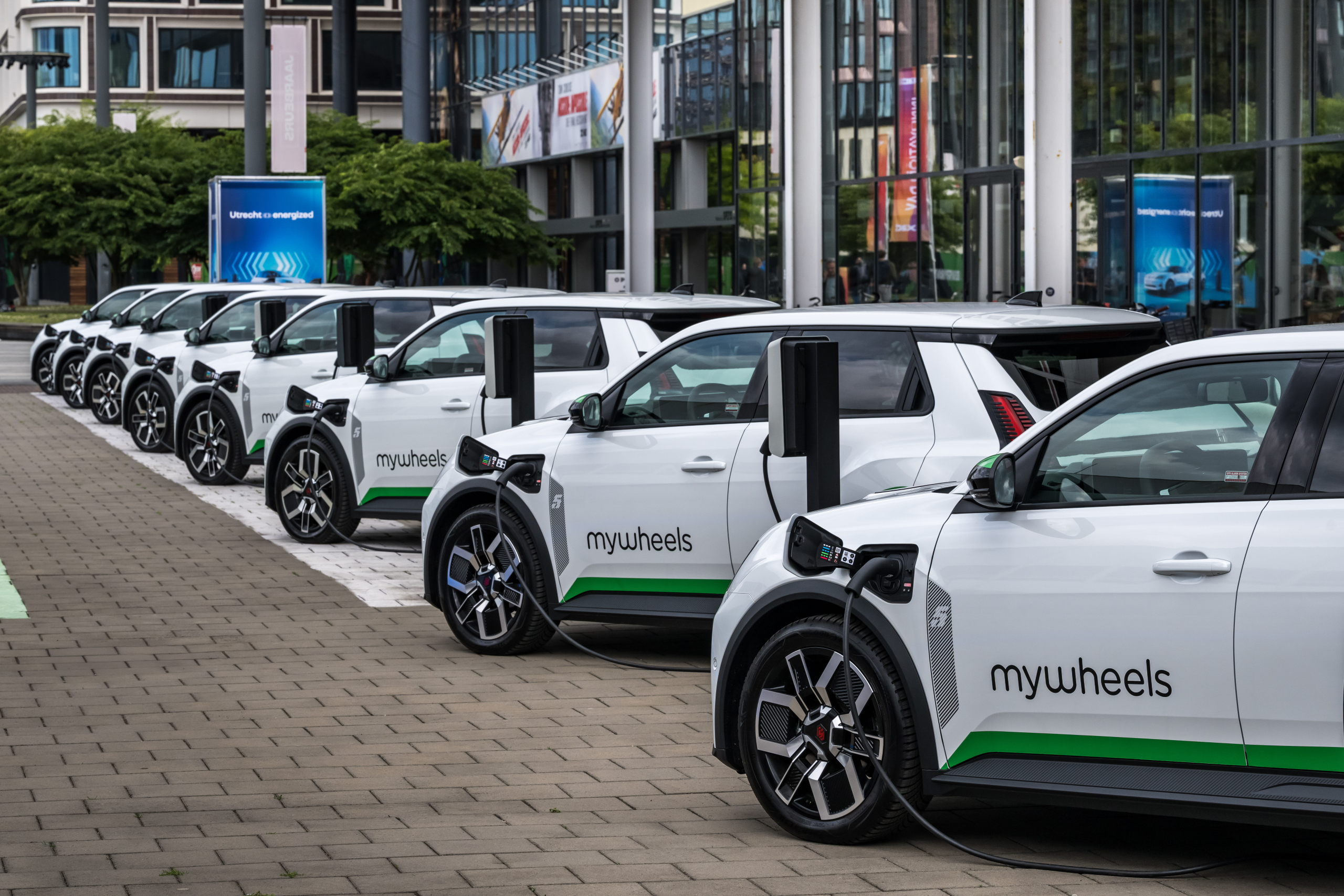 Hele EV-wereld kijkt wat vijftig Renault 5’s in Utrecht voor elkaar krijgen