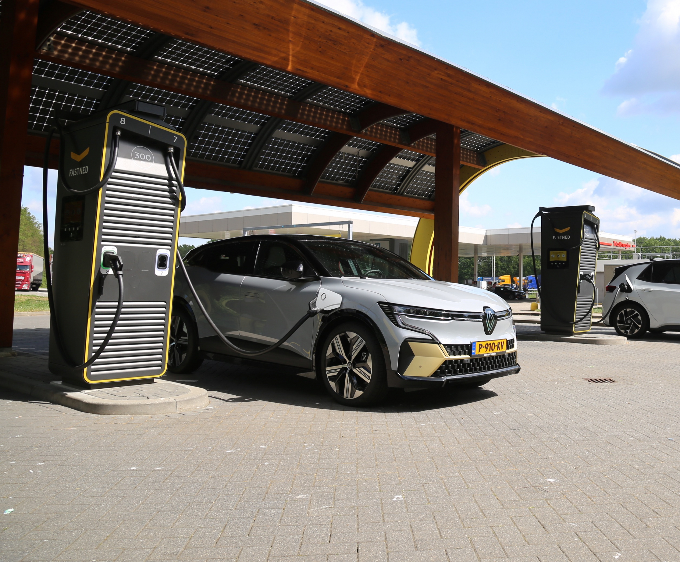 Raar! Franse politie rijdt in elektrische auto uit China