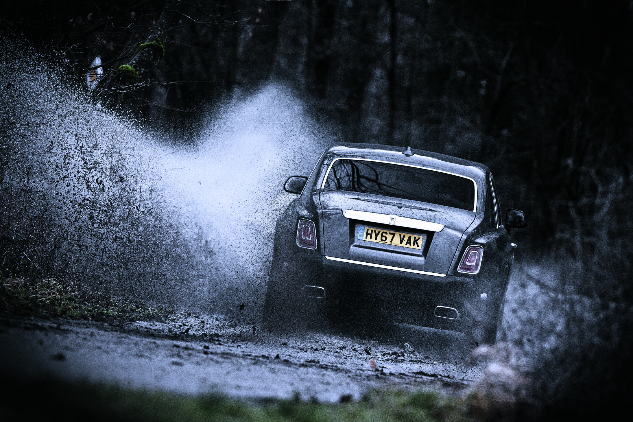 Spoken door het bos met een Rolls-Royce Phantom