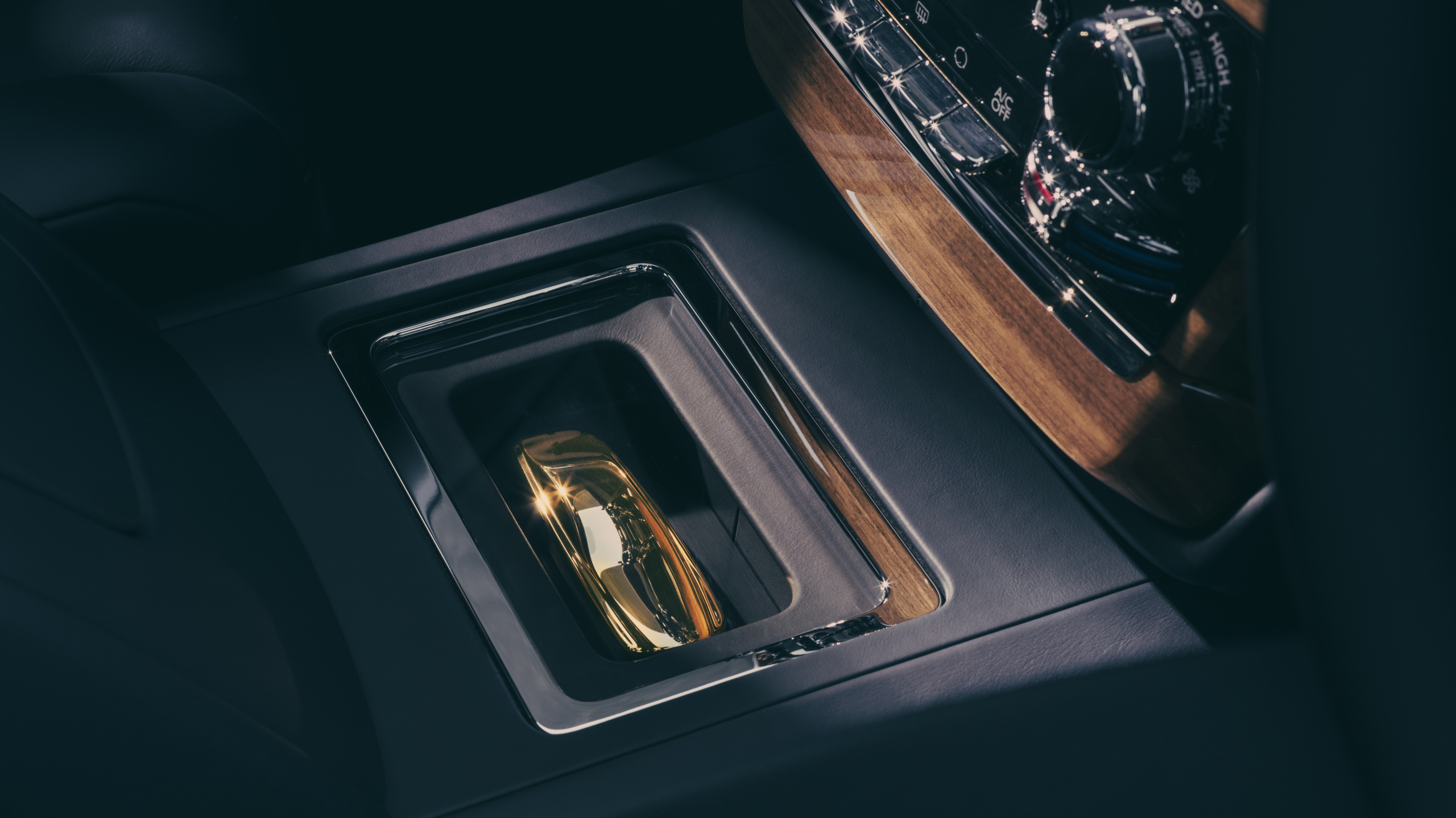 Spot jij de 8 verwijzingen naar de beste Bond-film ooit in deze Rolls-Royce Phantom 'Goldfinger'?