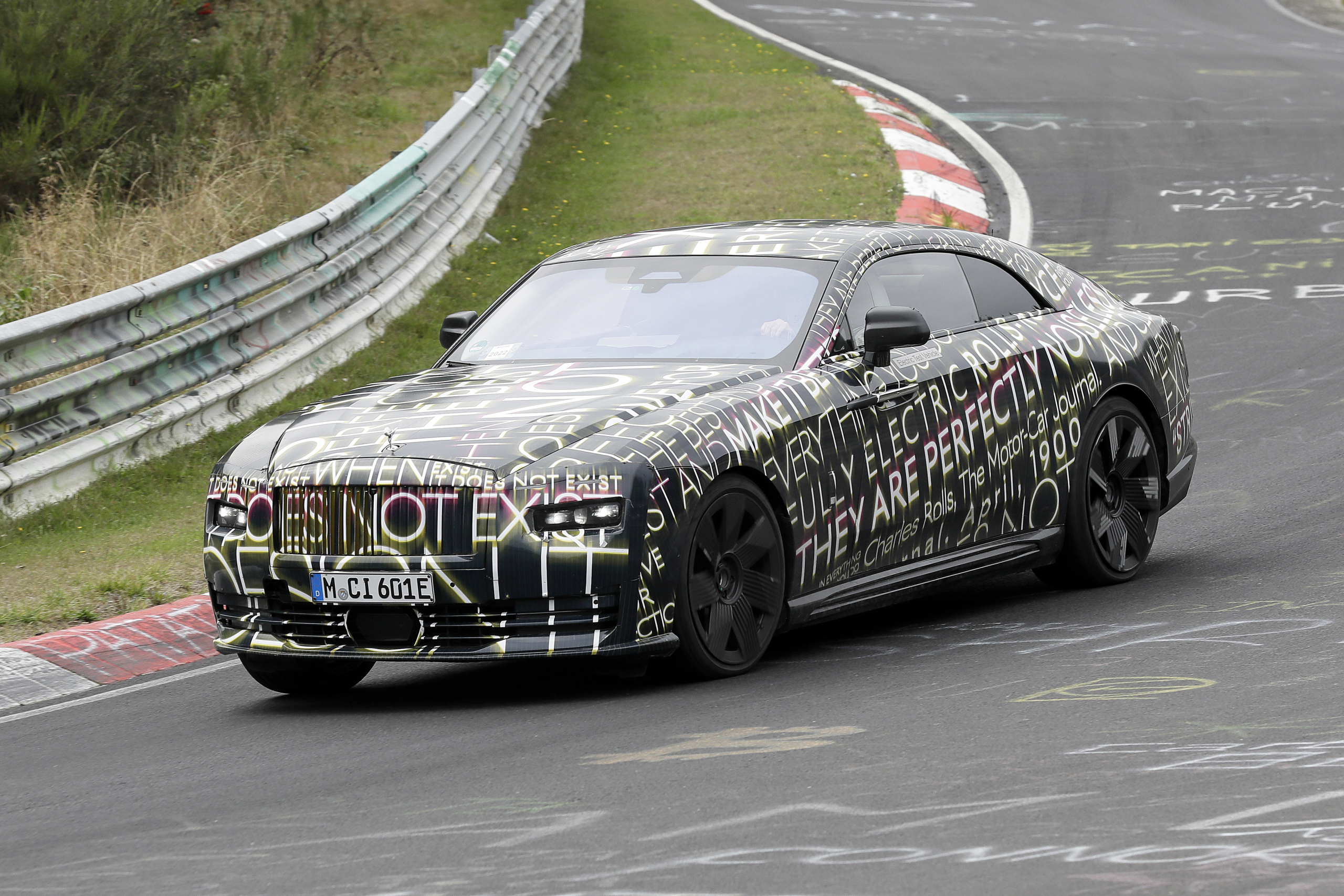 Elektrische Rolls-Royce stampt geluidloos over de Ring