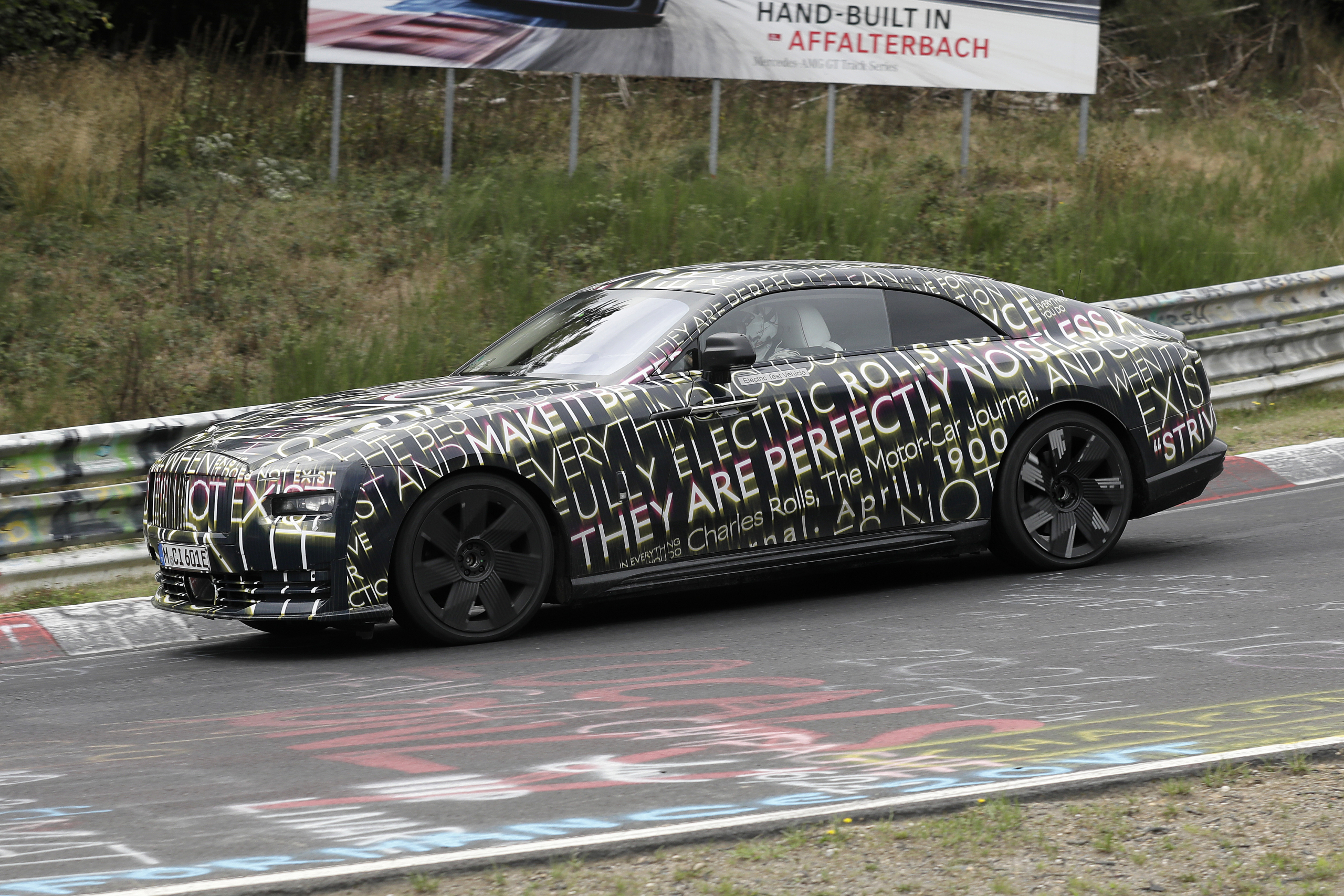 Elektrische Rolls-Royce stampt geluidloos over de Ring