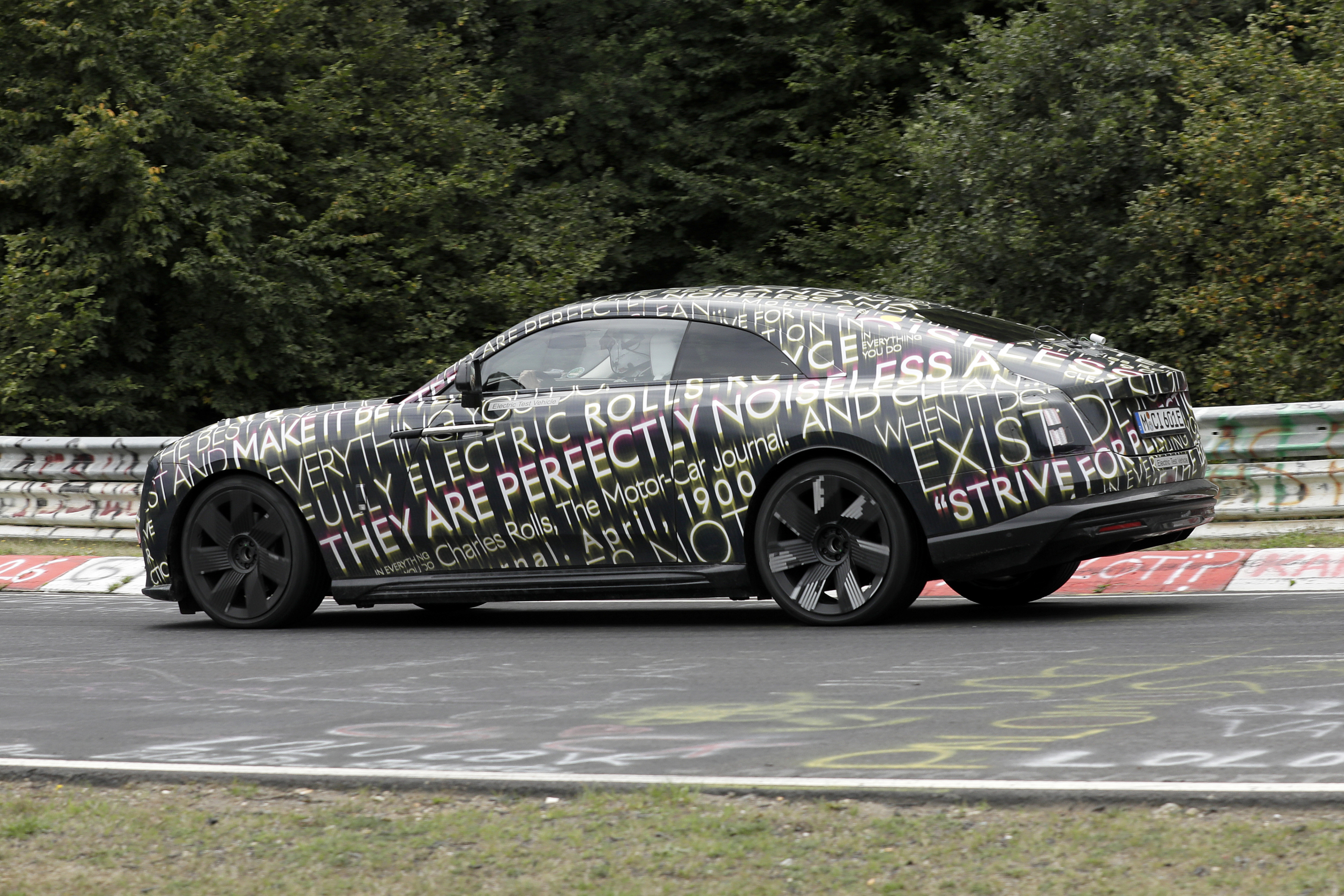 Elektrische Rolls-Royce stampt geluidloos over de Ring