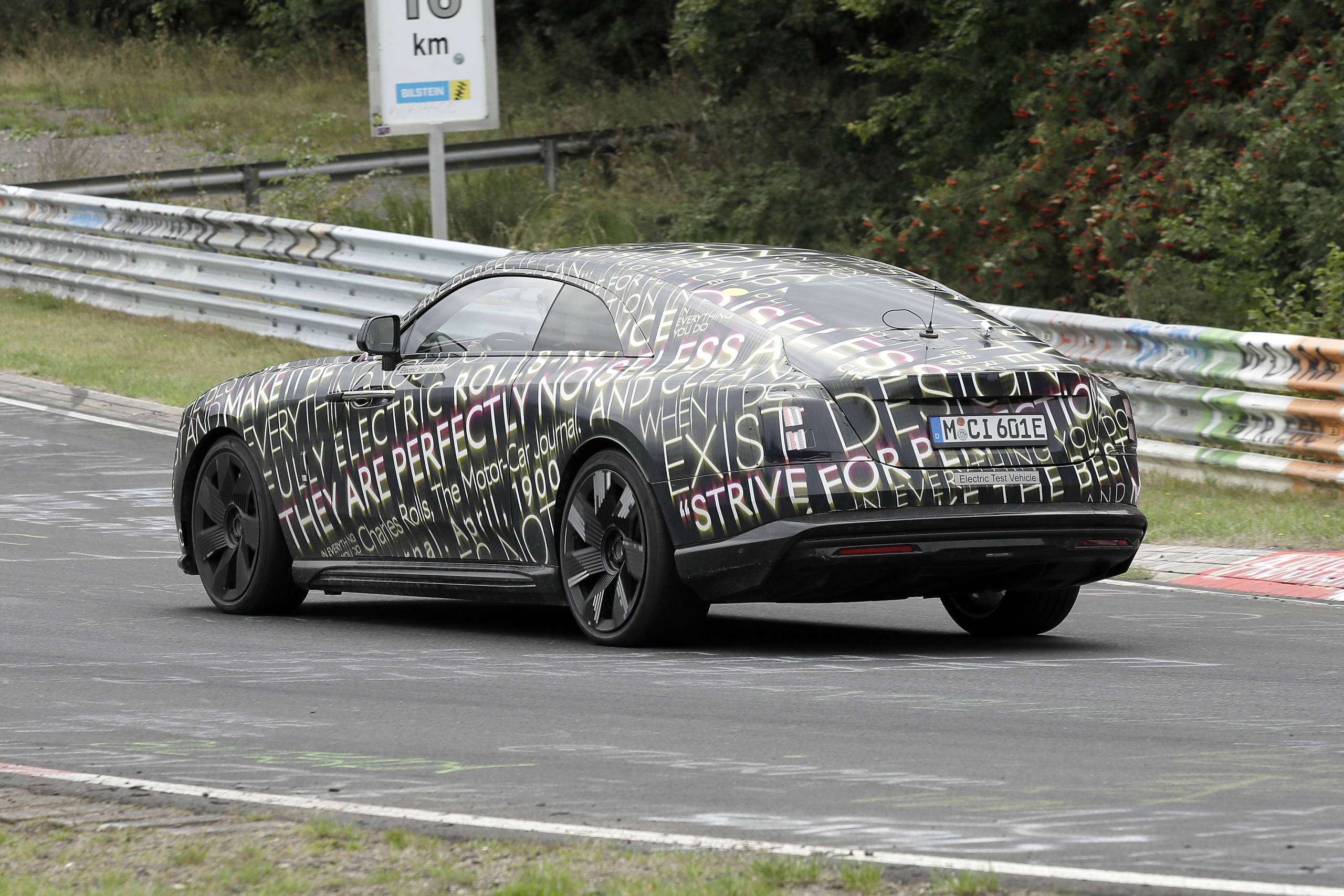 Elektrische Rolls-Royce stampt geluidloos over de Ring