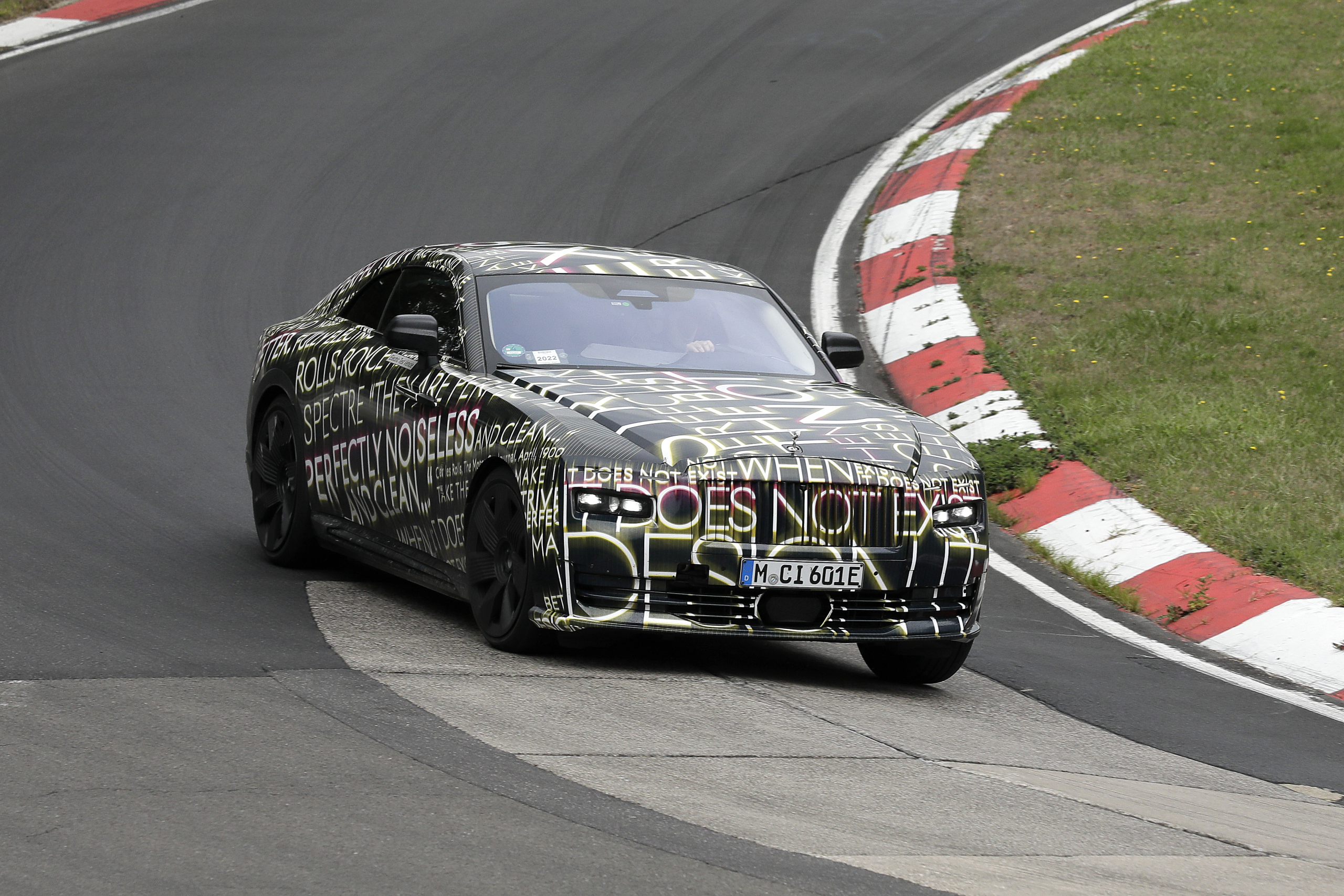 Elektrische Rolls-Royce stampt geluidloos over de Ring