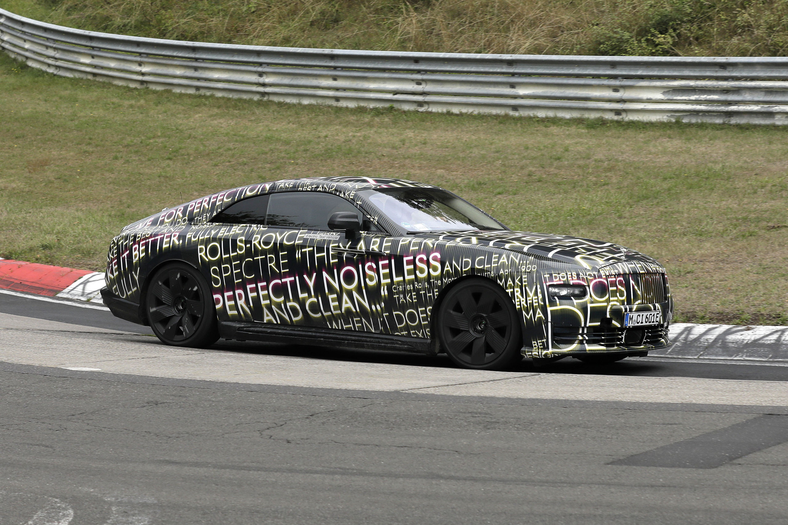 Elektrische Rolls-Royce stampt geluidloos over de Ring