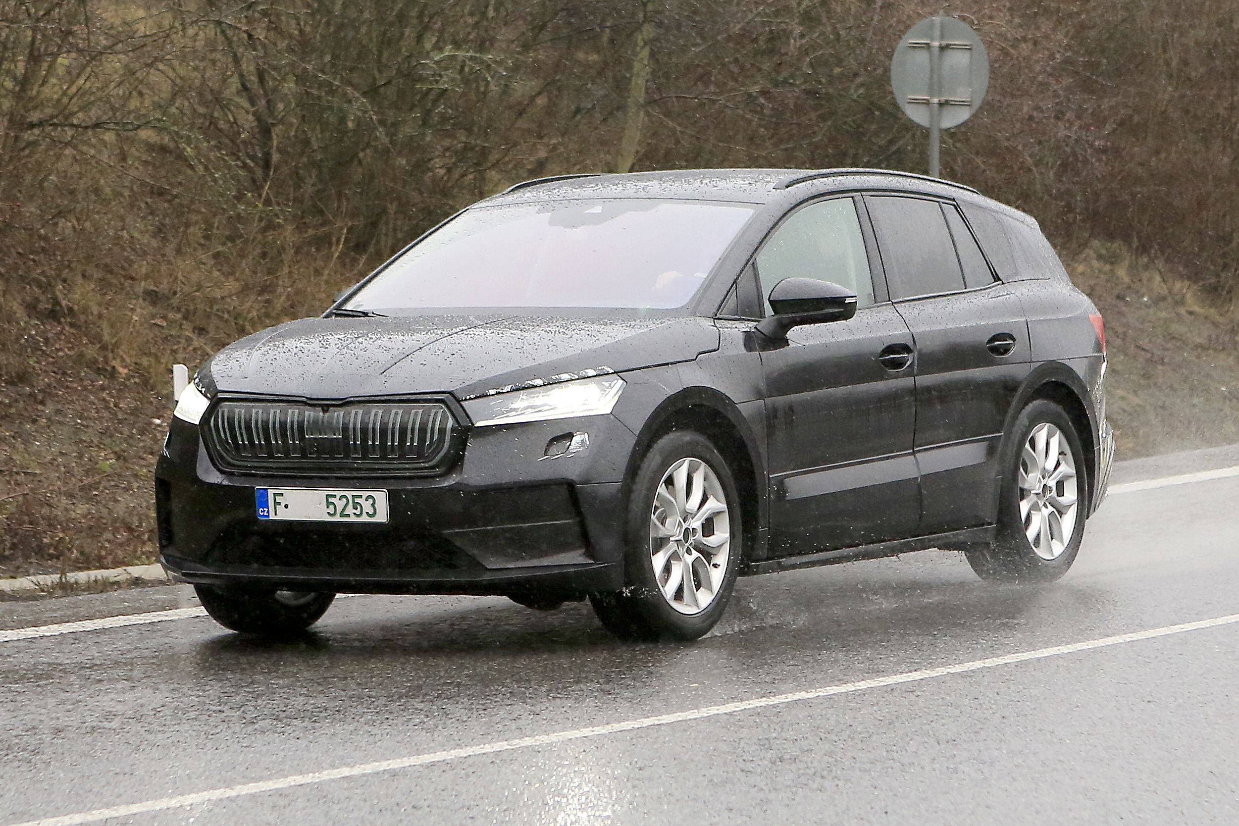 Zo 'dik' als op deze schetsen wordt de Skoda Enyaq niet
