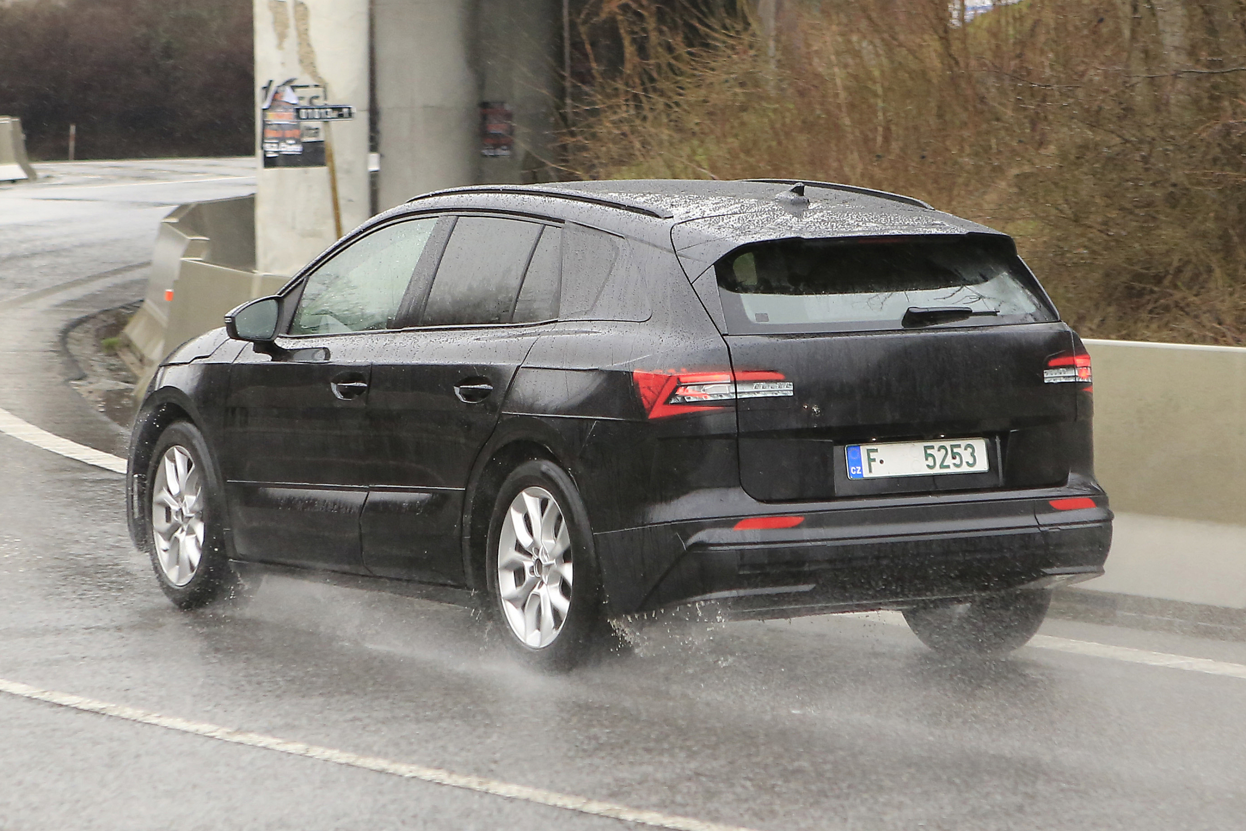 Zo 'dik' als op deze schetsen wordt de Skoda Enyaq niet