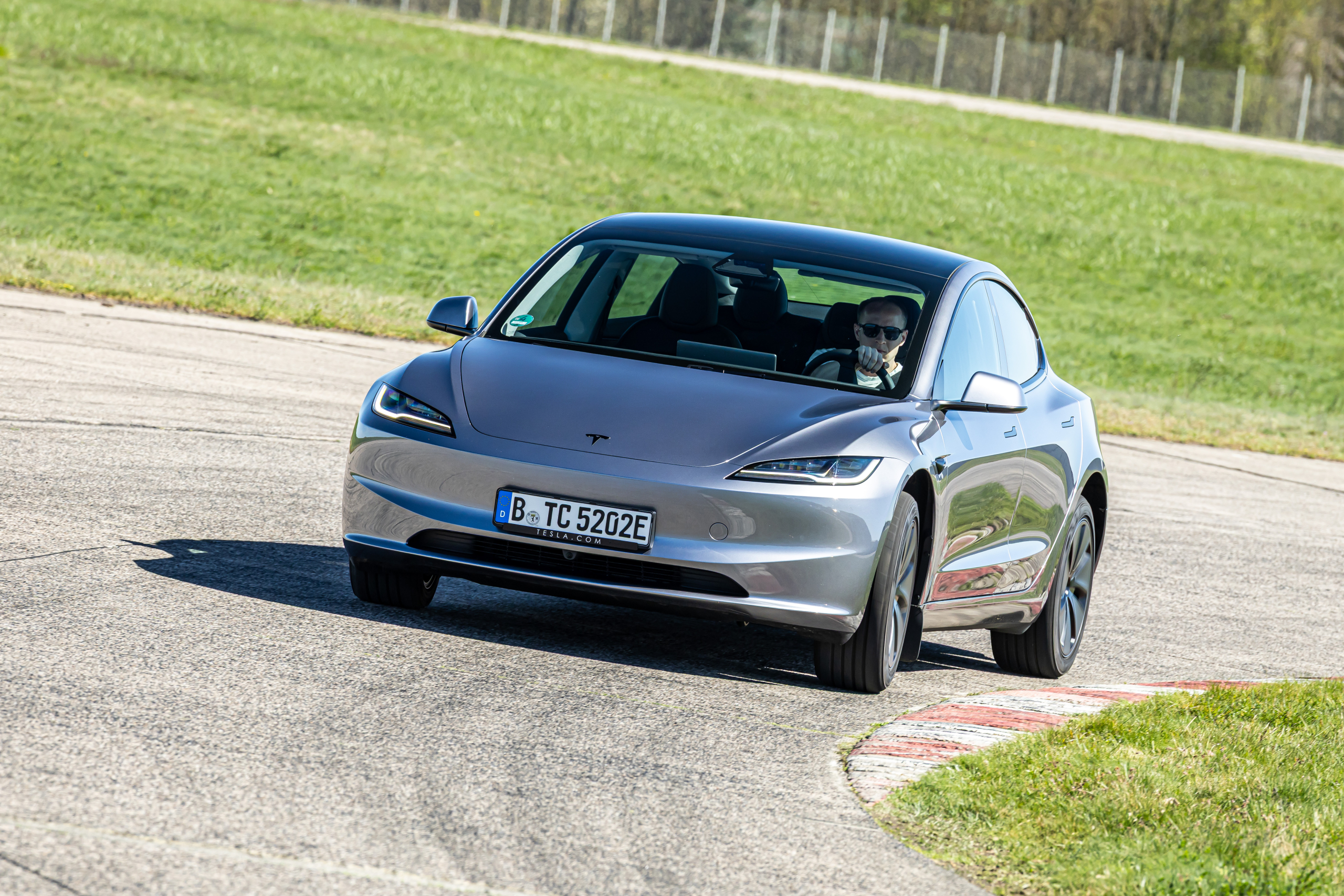 TEST loodzware Volkswagen ID.7 maakt op dit verrassende punt gehakt van Tesla Model 3