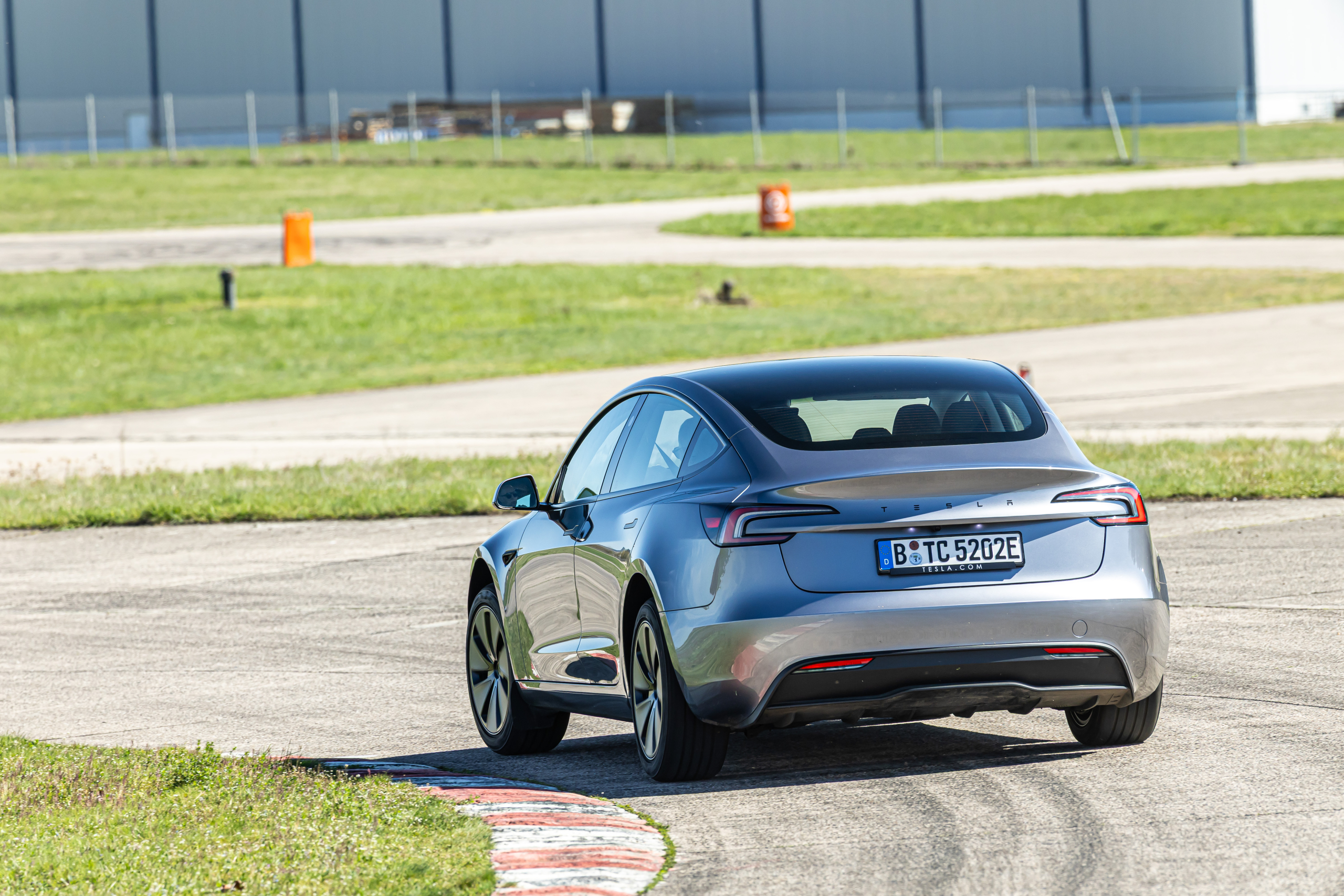 TEST loodzware Volkswagen ID.7 maakt op dit verrassende punt gehakt van Tesla Model 3