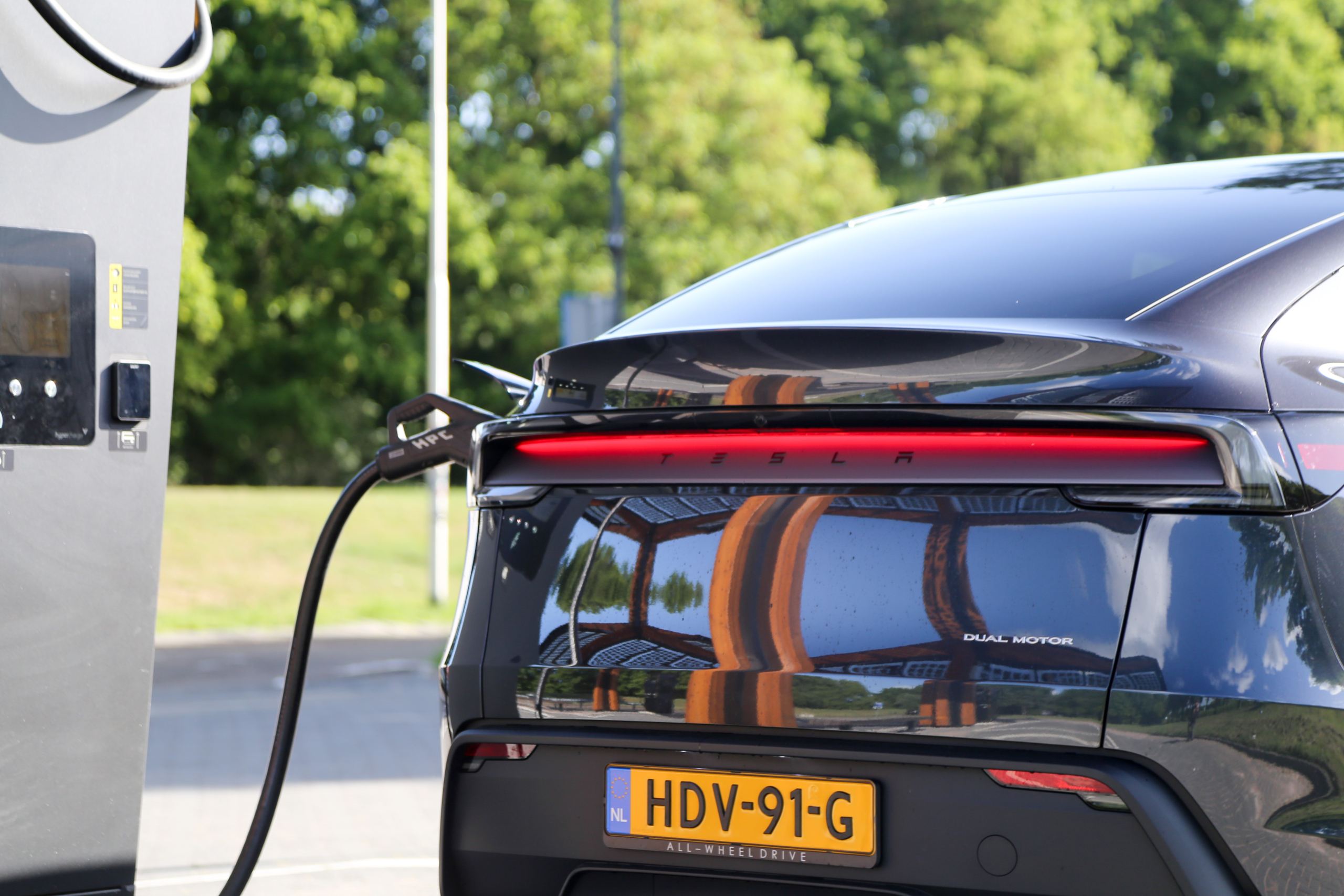Tesla Model Y (2025): actieradius gemeten bij 100 en 130 km/h