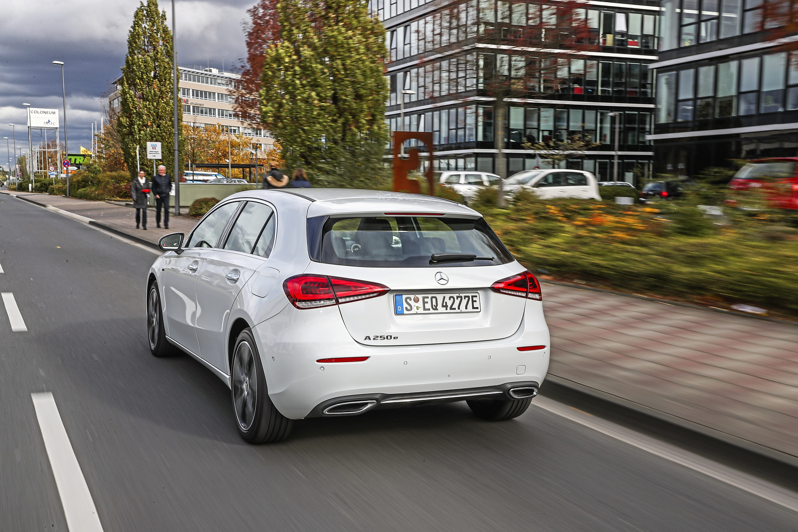 Hybrides voor kilometervreters: zo comfortabel zijn de Mercedes A 250e en VW Golf e-Hybrid