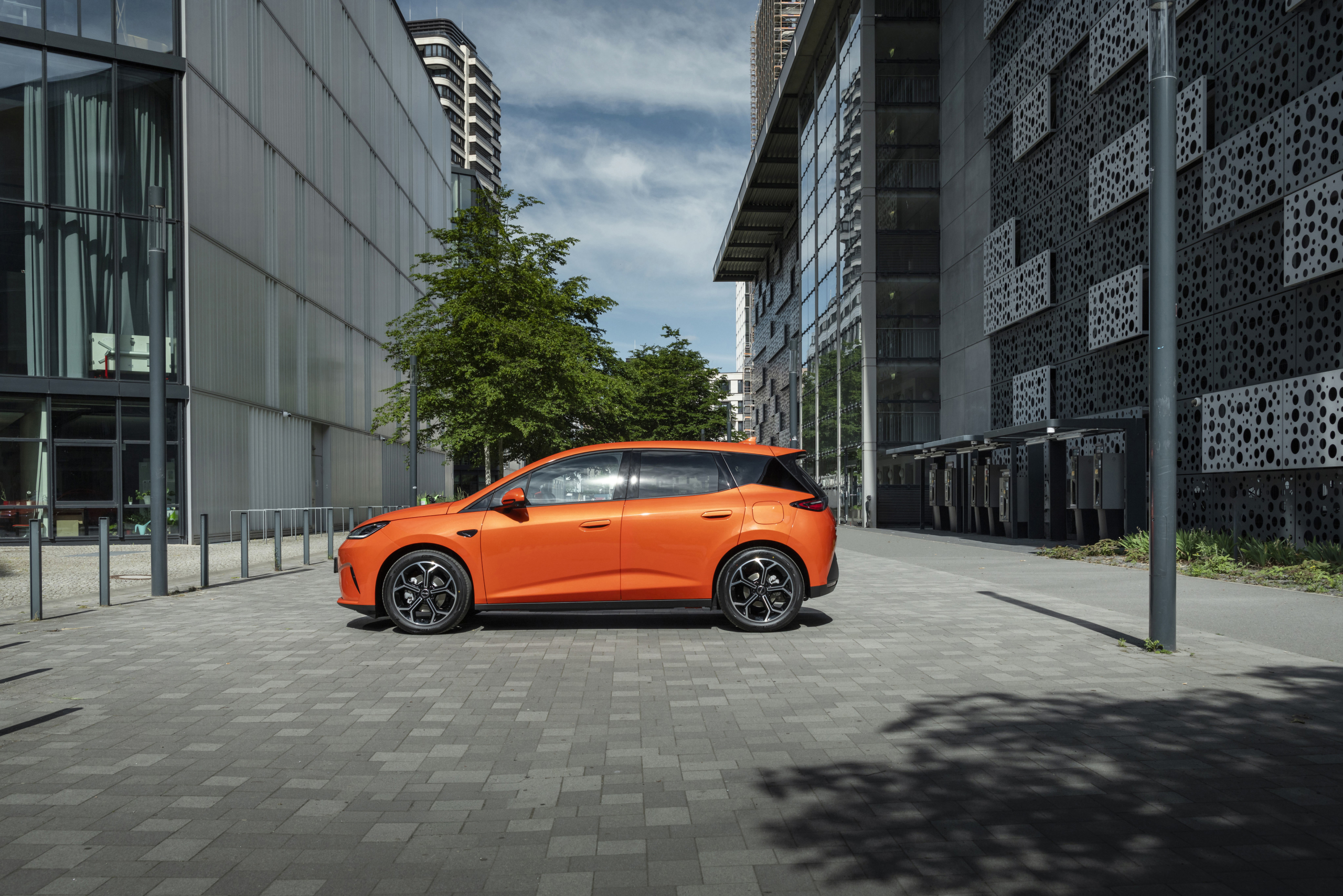 TEST - Is er iemand die deze goedkope plug-in hybride durft te kopen?