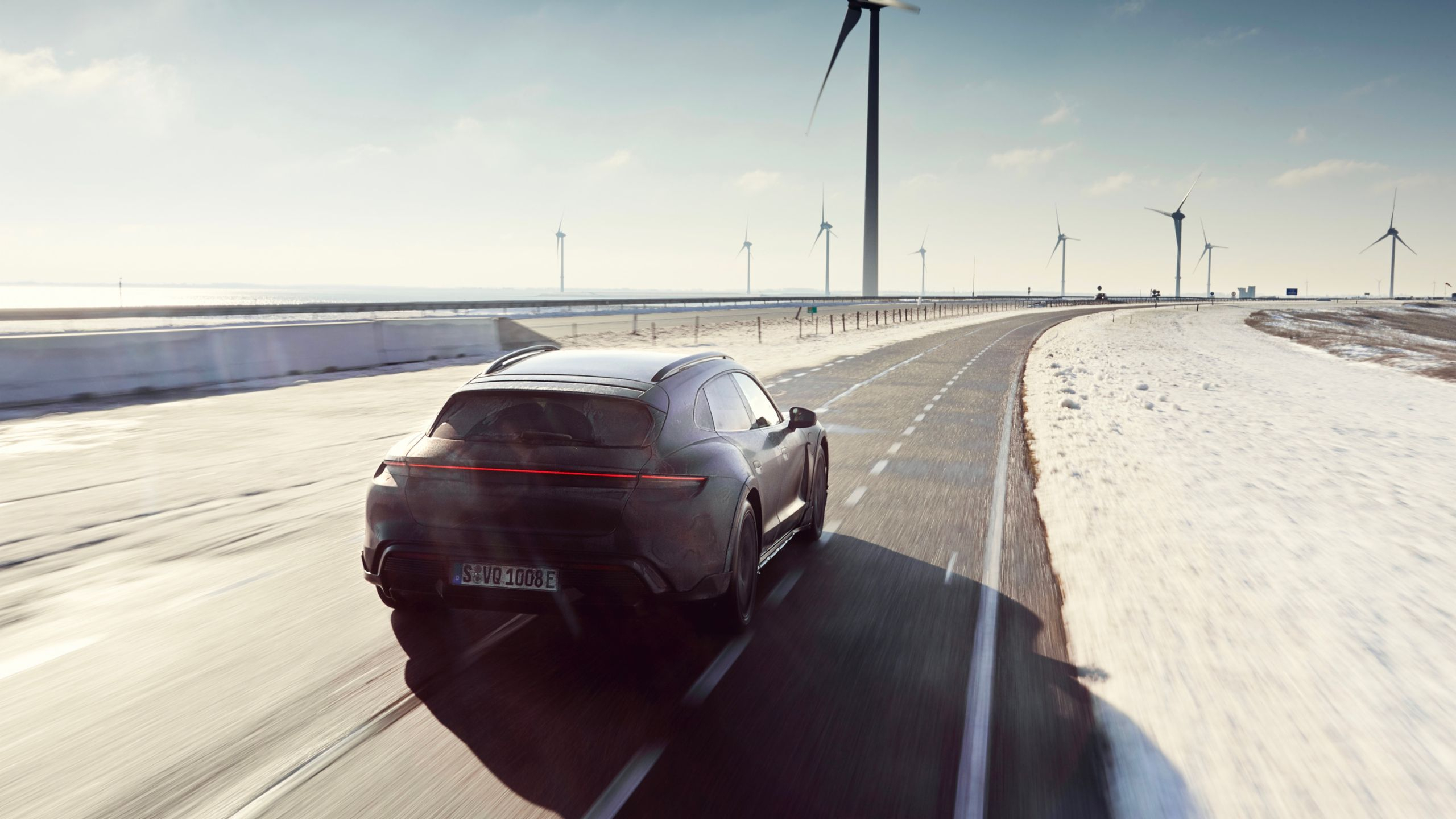 Krijg je modderlaarzen bij de elektrische Porsche Taycan Cross Turismo?
