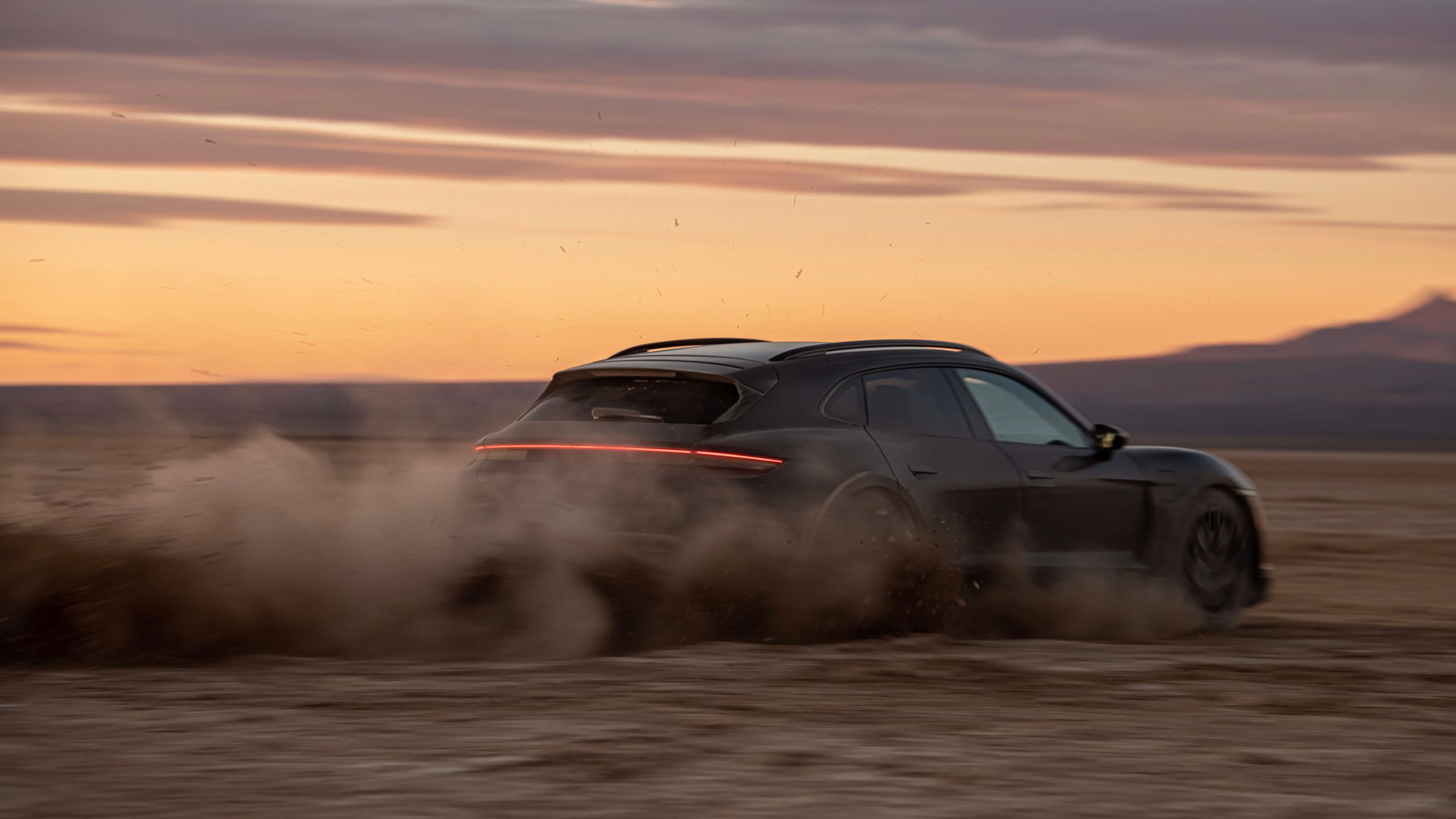 Krijg je modderlaarzen bij de elektrische Porsche Taycan Cross Turismo?