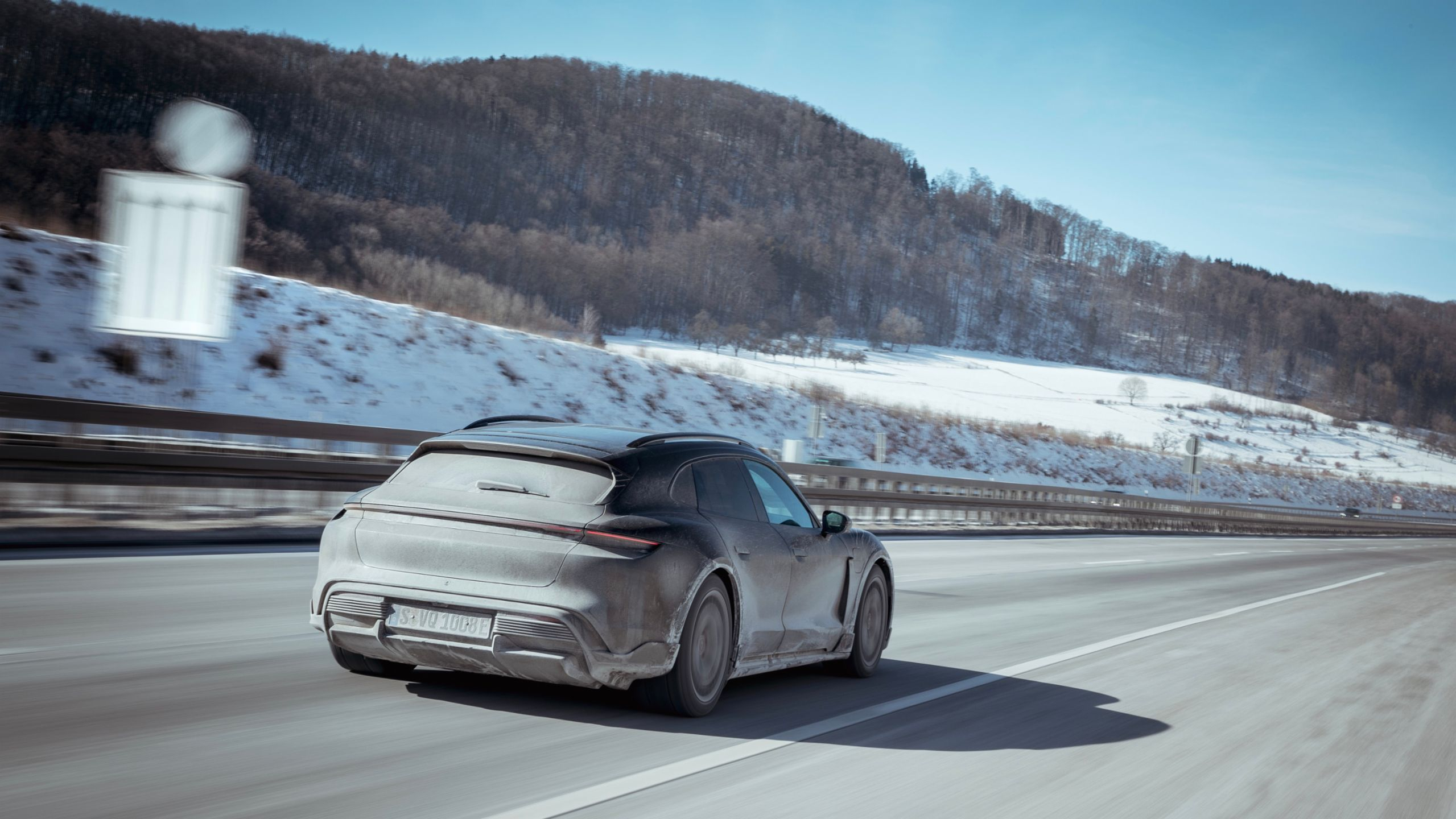 Krijg je modderlaarzen bij de elektrische Porsche Taycan Cross Turismo?