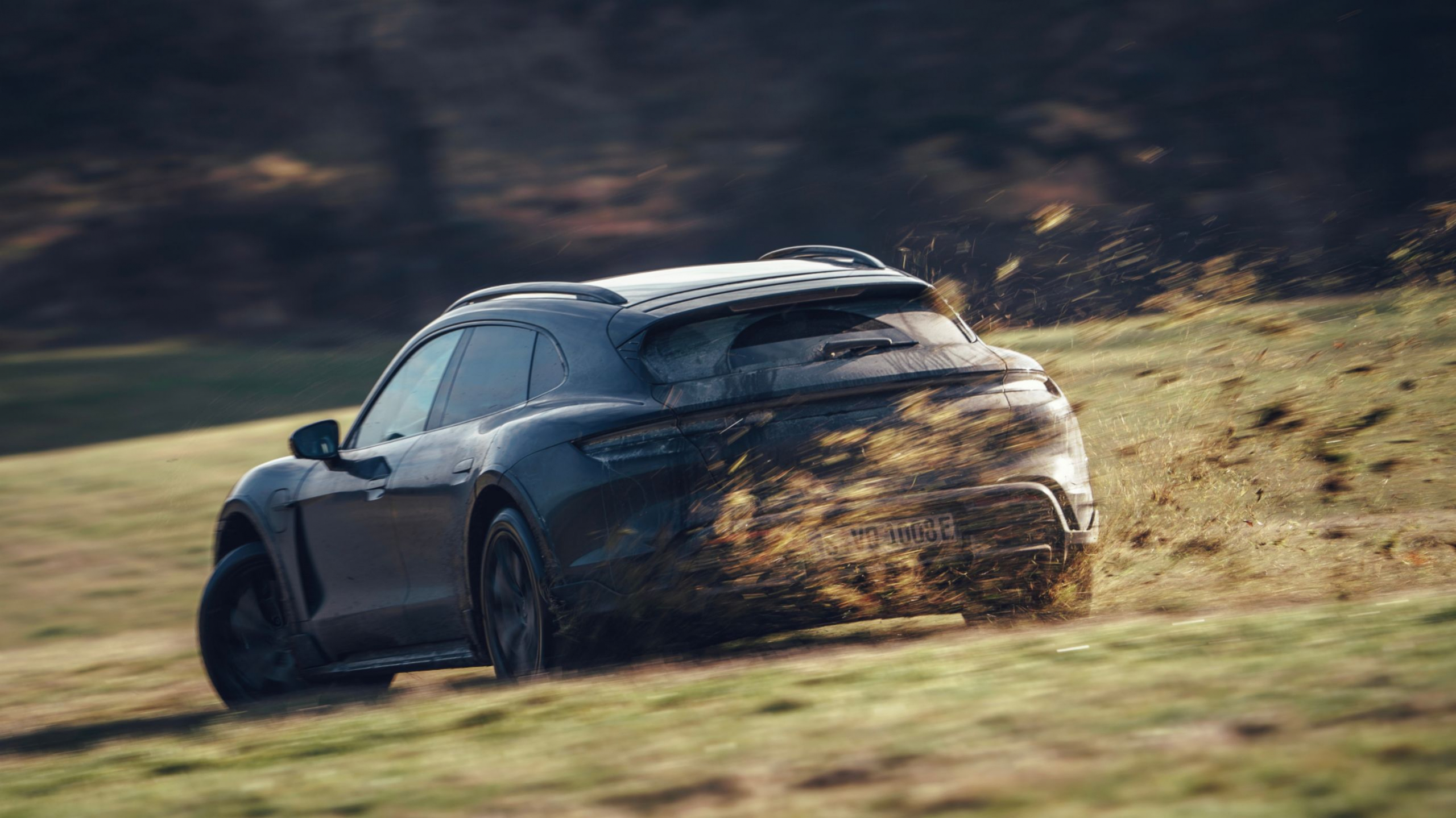 Krijg je modderlaarzen bij de elektrische Porsche Taycan Cross Turismo?