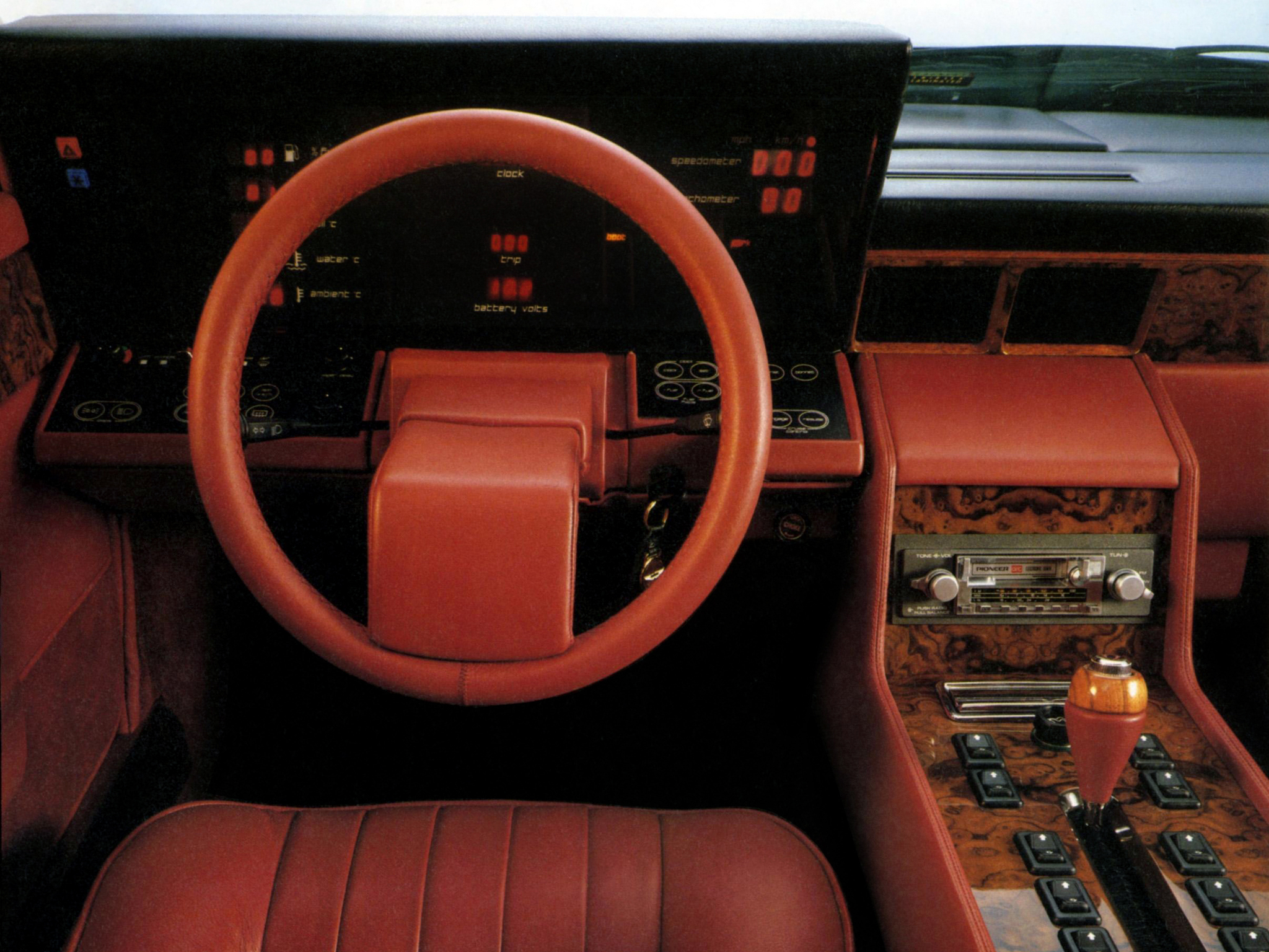 Waarom had de Aston Martin Lagonda zo'n weigerachtig dashboard?