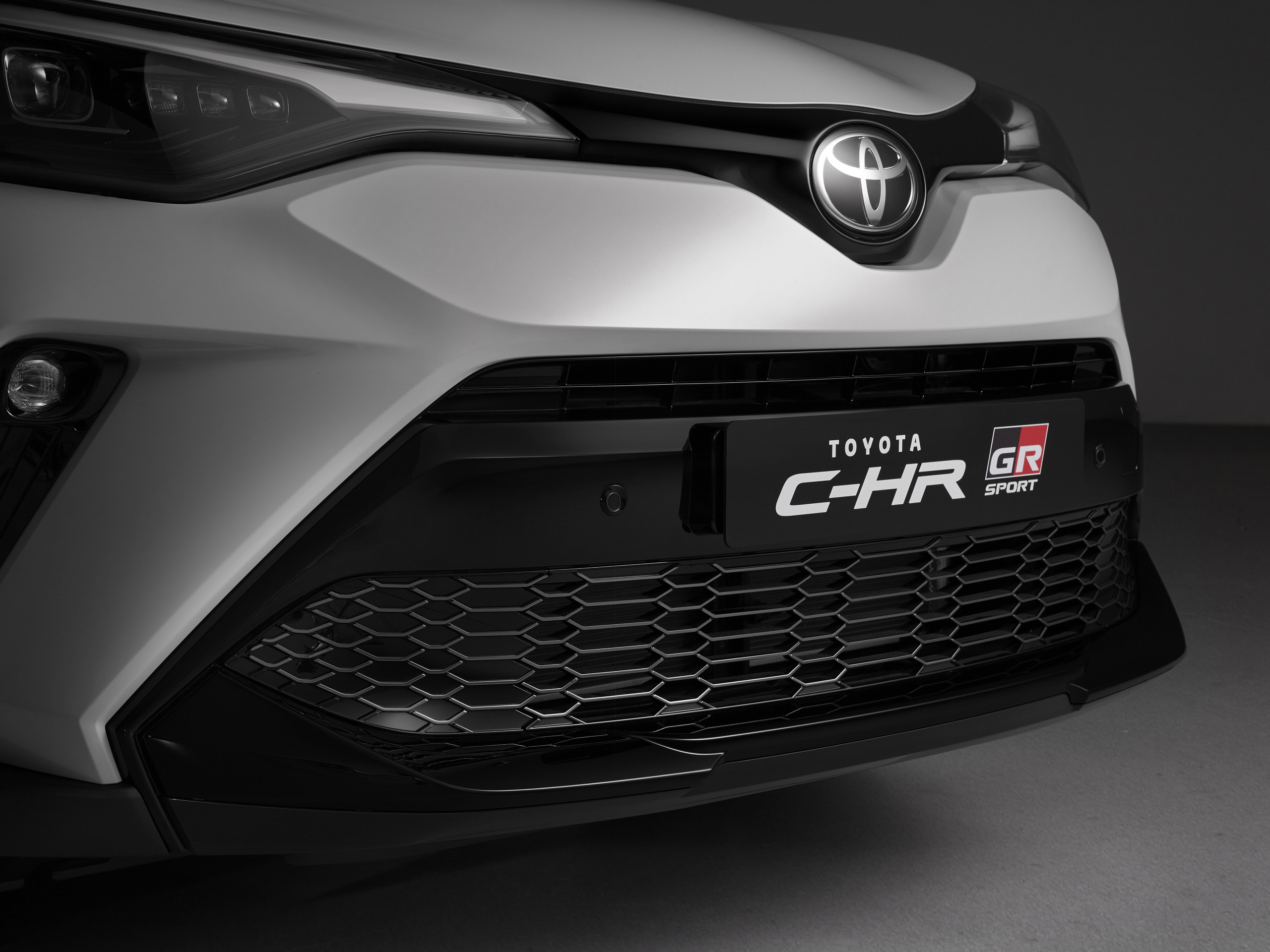 Vernieuwde Toyota C-HR trekt joggingpak aan